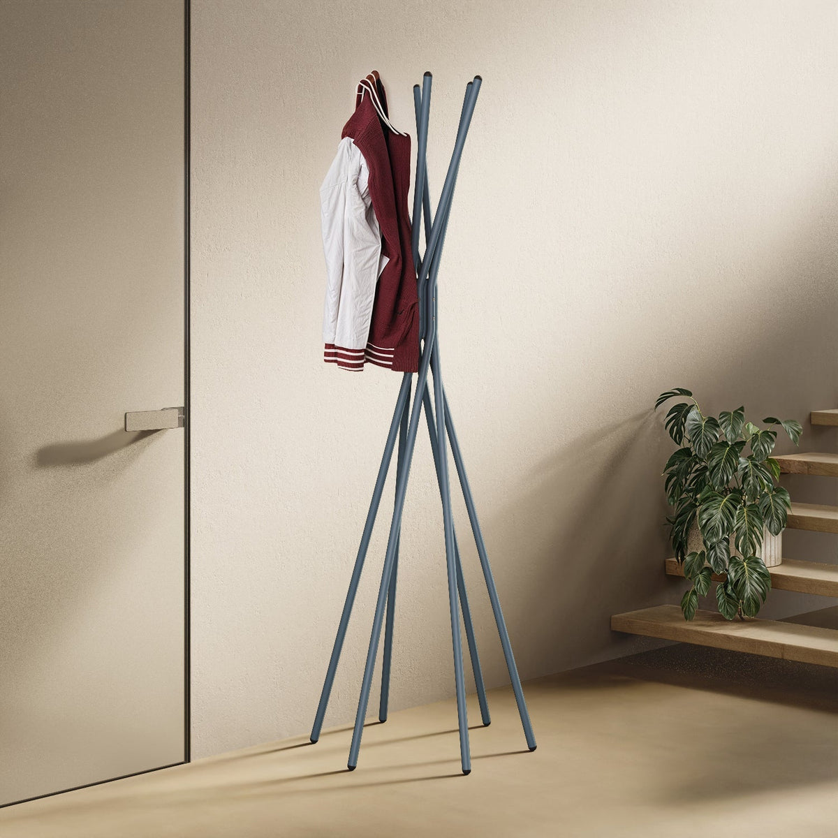 Appendiabiti a forma d'albero Tree blu in ingresso, piantana di design in ferro verniciato con bracci come rami