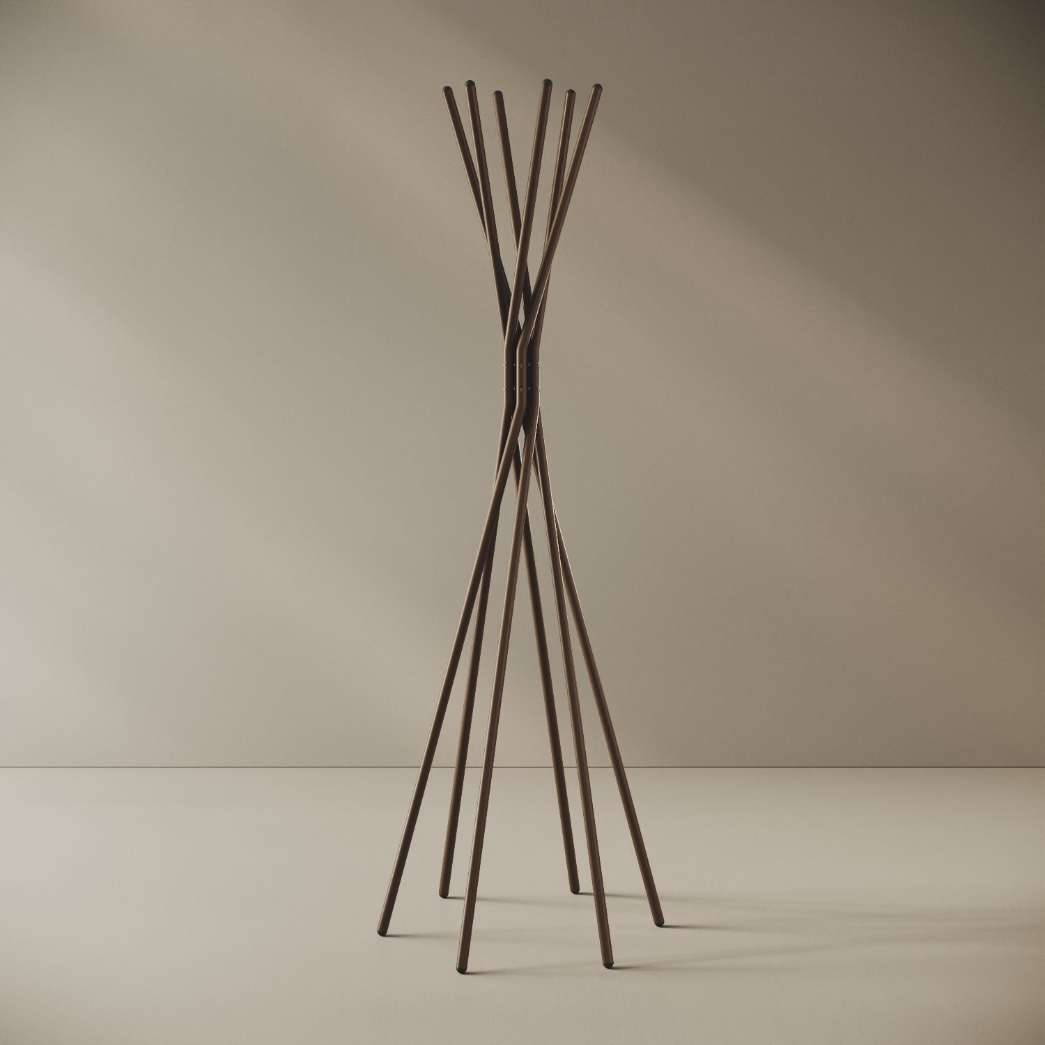 Appendiabiti a terra Tree tabacco, vista frontale — ferro verniciato a polveri epossipoliestere, struttura ad albero h 177 cm, base Ø 60 cm con 6 bracci portaoggetti