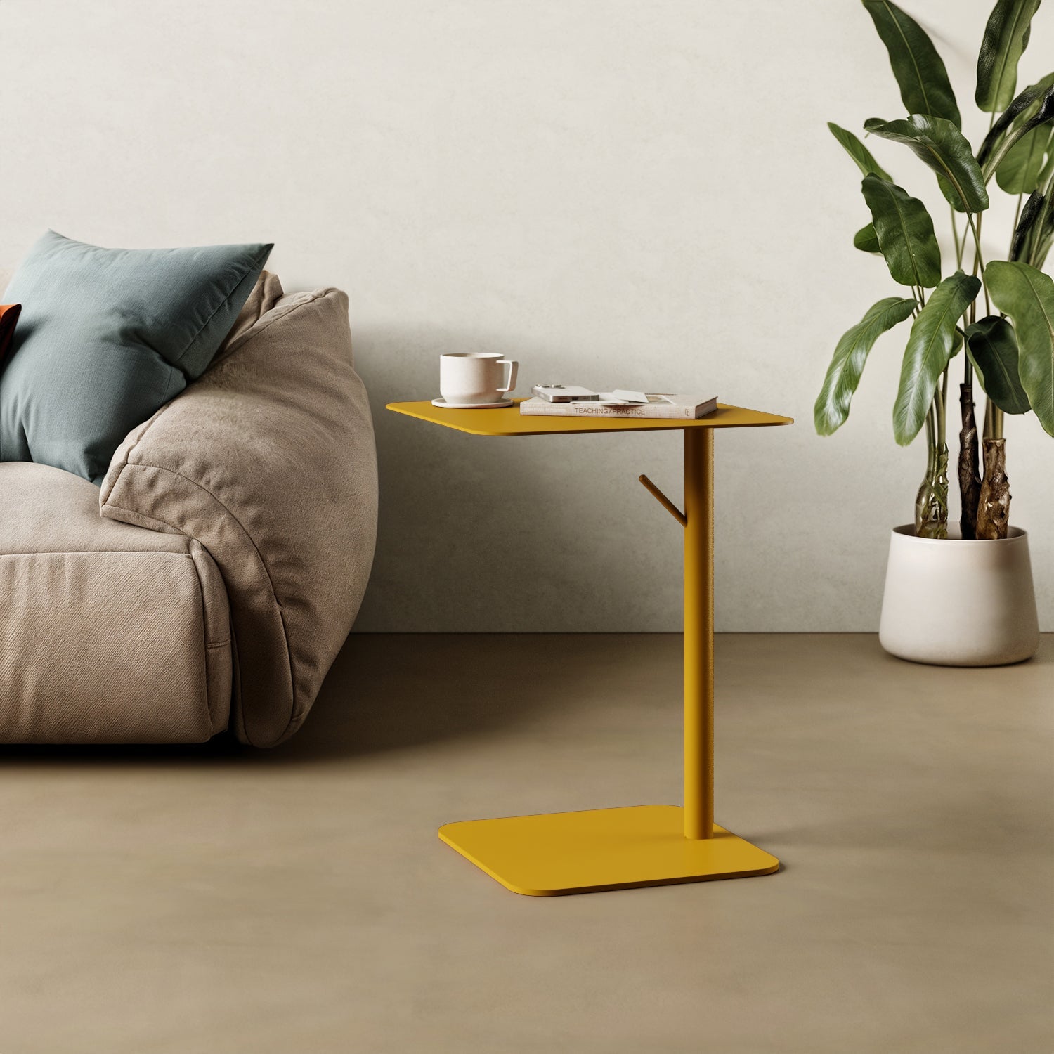 Tavolino Italia quadrato arancione in contesto living, abbinato a divano e accessori