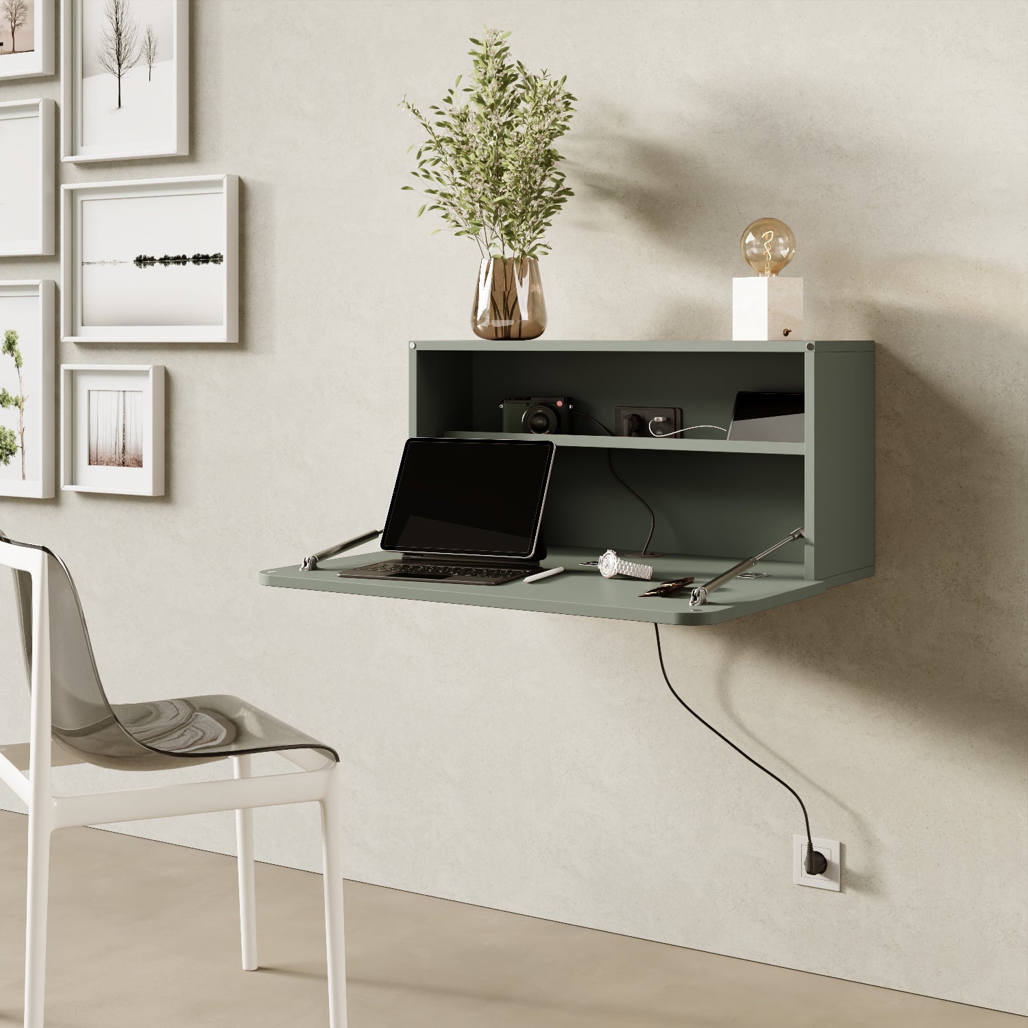 Scrittoio Segno verde elettrificato aperto in home office, scrivania a muro salvaspazio