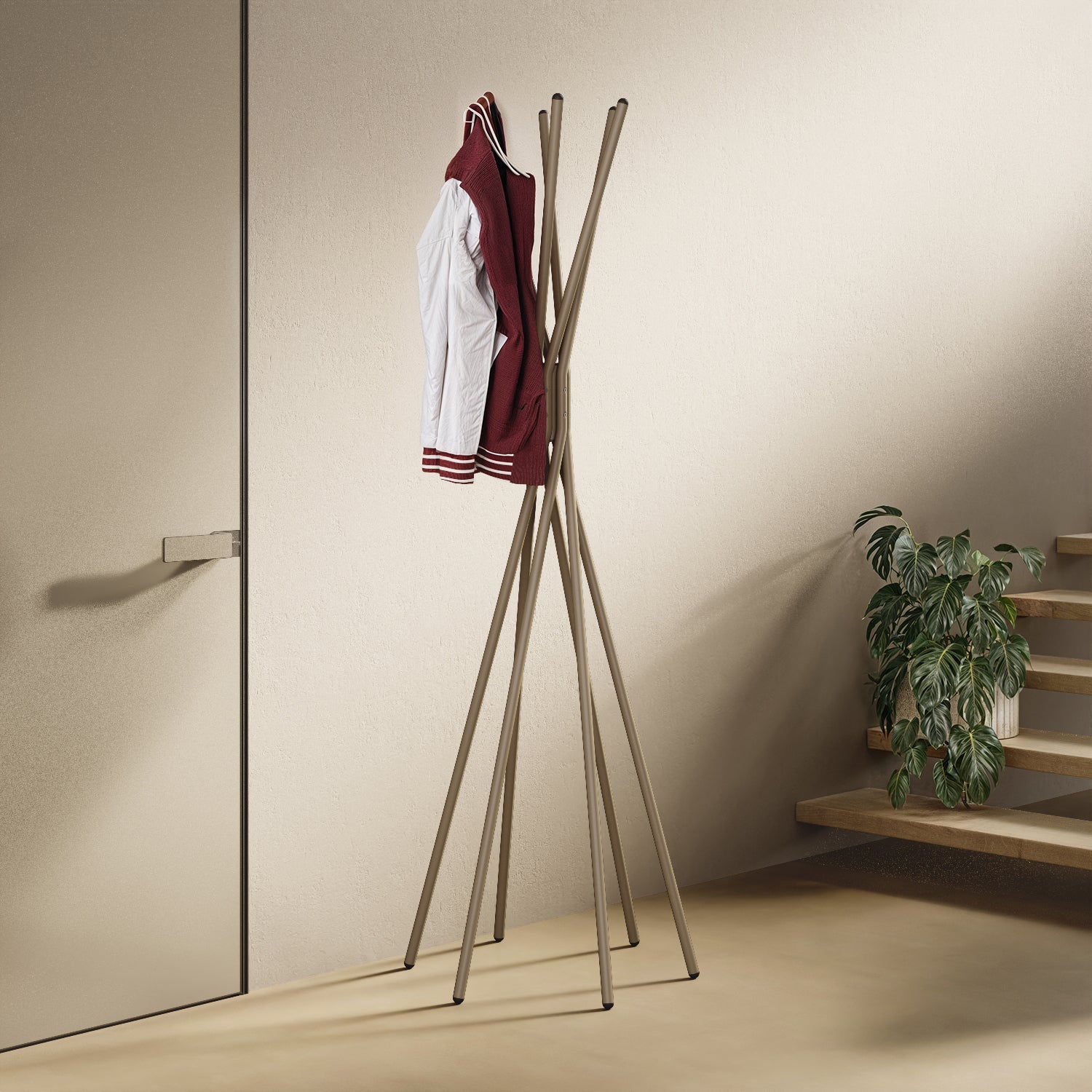 Appendiabiti a terra Tree cappuccino in ambiente d'ingresso — appendiabiti di design per cappotti, giacche, borse e cappelli