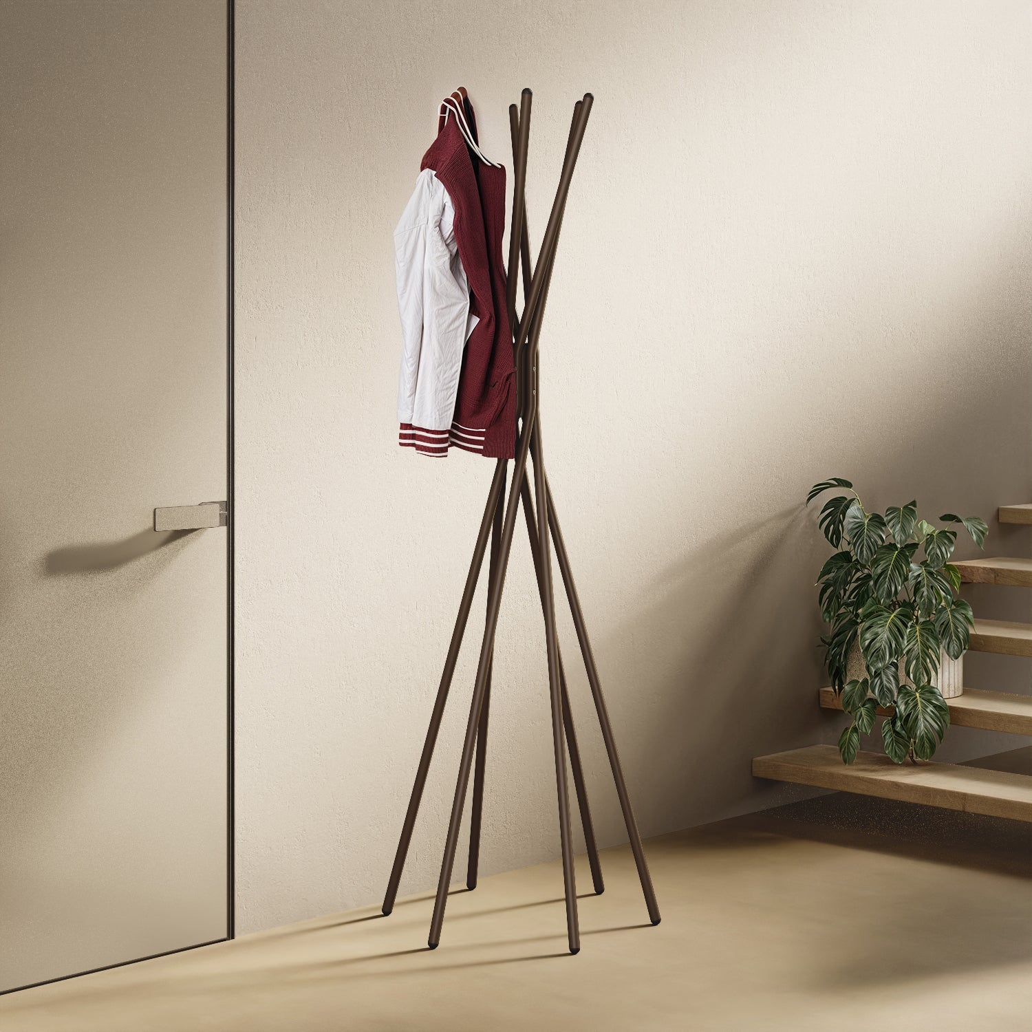 Appendiabiti a terra Tree tabacco in ambiente d'ingresso — appendiabiti di design per cappotti, giacche, borse e cappelli