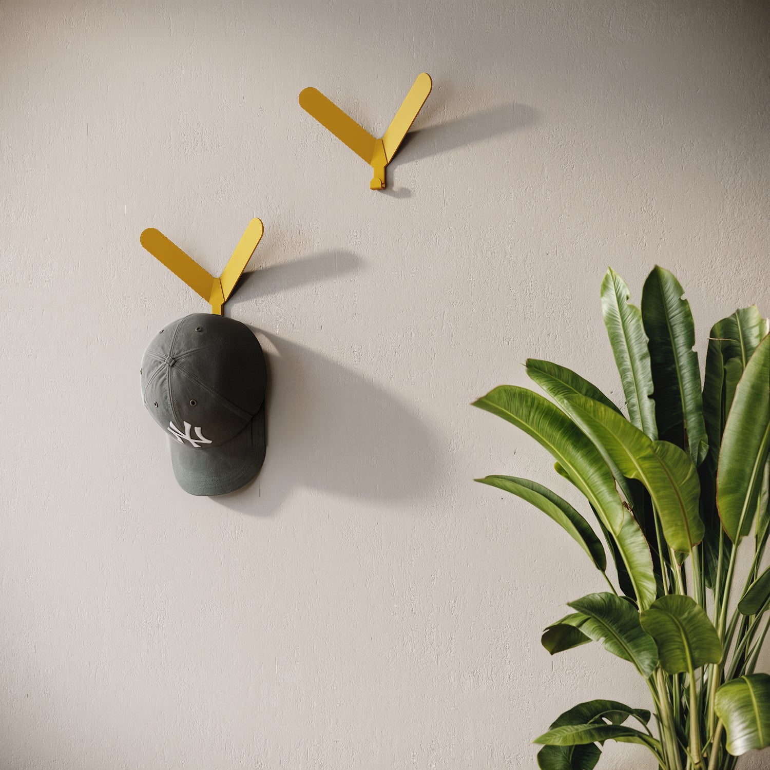 Appendiabiti Praga giallo installato in ingresso, stile moderno scandinavo