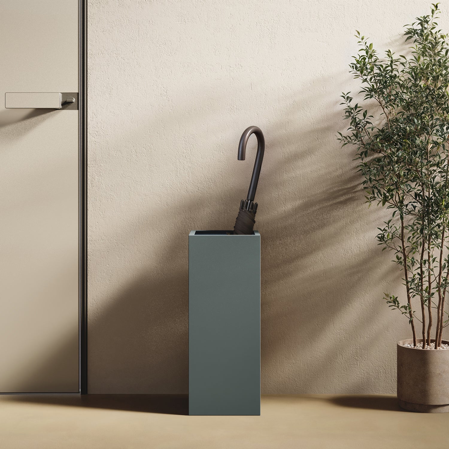 Portaombrelli ALL blu in contesto ingresso — portaombrelli in metallo abbinato a borse e accessori