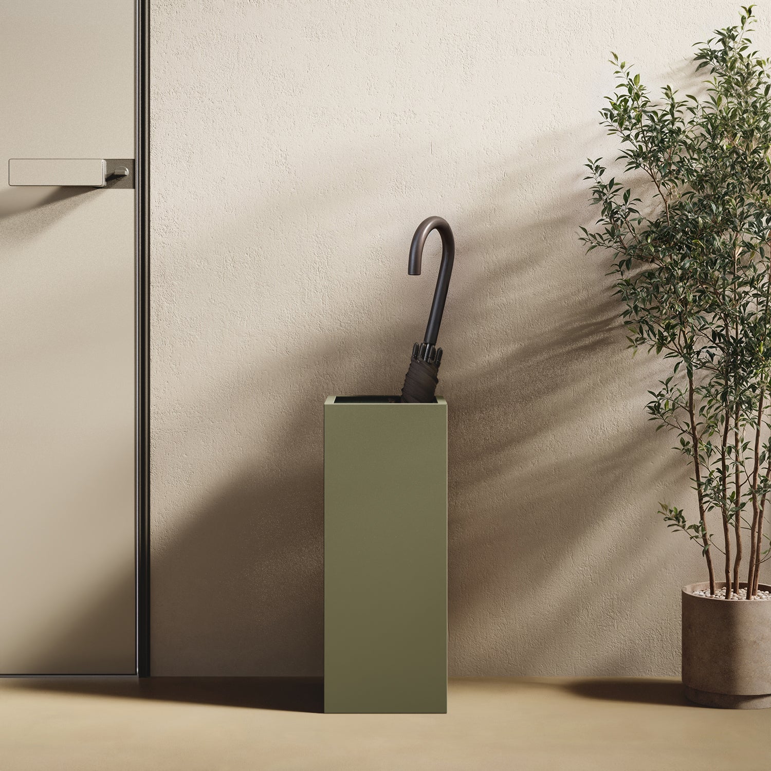 Portaombrelli ALL verde in zona ingresso — portaombrelli decorativo abbinato ad appendiabiti e pavimento in legno