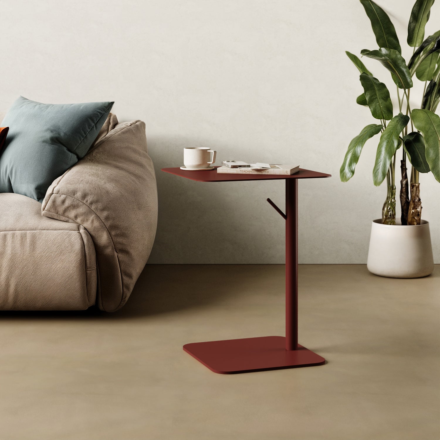 Tavolino Italia quadrato rosso in contesto living, abbinato a divano e accessori