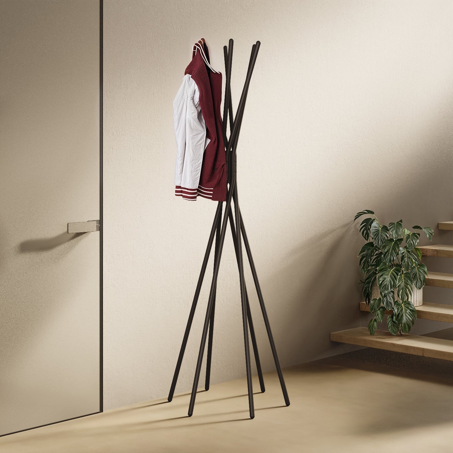 Appendiabiti a terra Tree nero in ingresso, piantana di design in ferro verniciato con sei bracci per cappotti, borse e cappelli