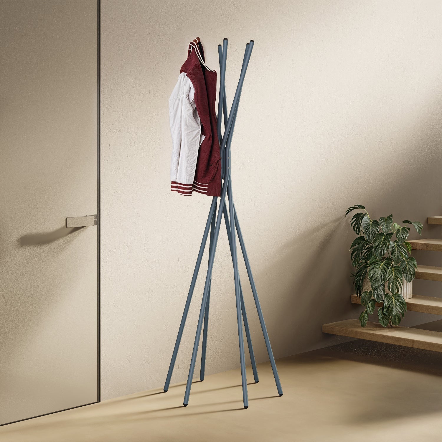 Appendiabiti a forma d'albero Tree blu in ingresso, piantana di design in ferro verniciato con bracci come rami