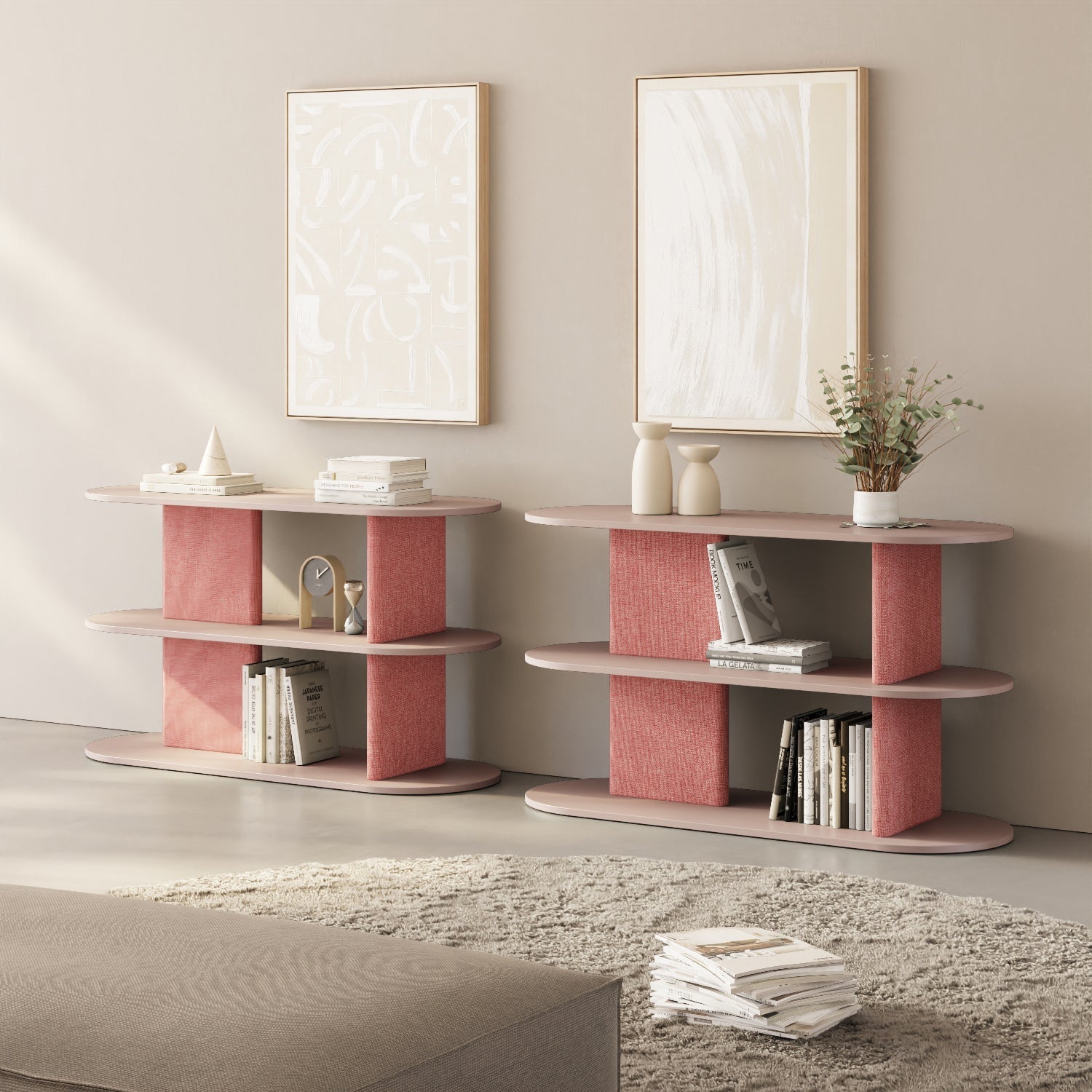 Libreria Strato cipria accanto alla zona TV in un soggiorno contemporaneo, composizione di mobile TV e libreria coordinati