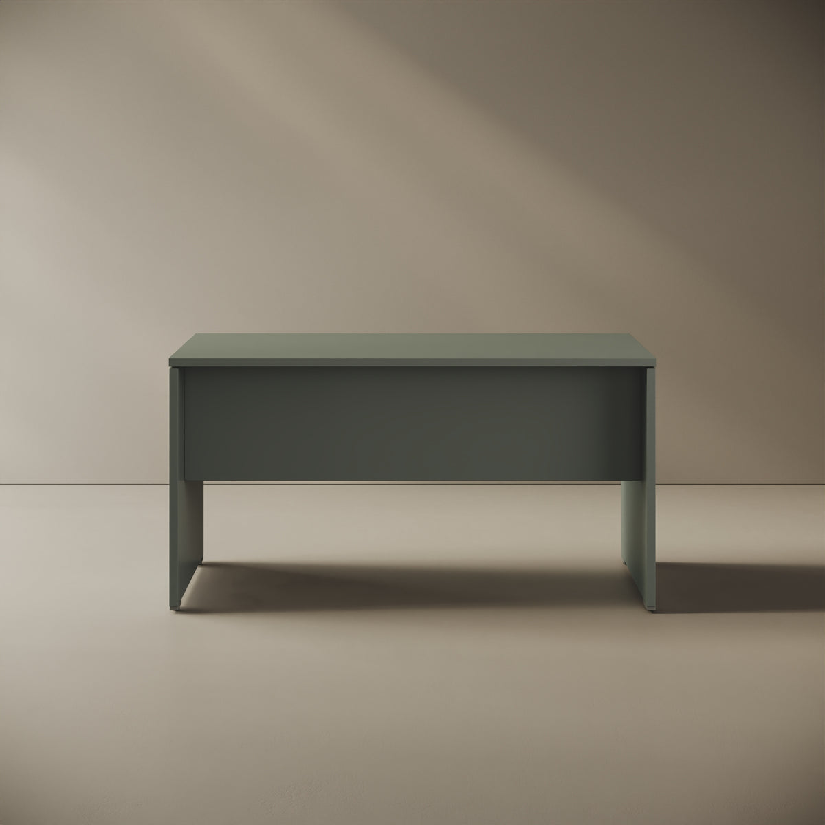 Scrivania OXI verde 140x60 cm, vista frontale — piano e fianchi in legno nobilitato spessore 25 mm, bordi in ABS, struttura pannellata