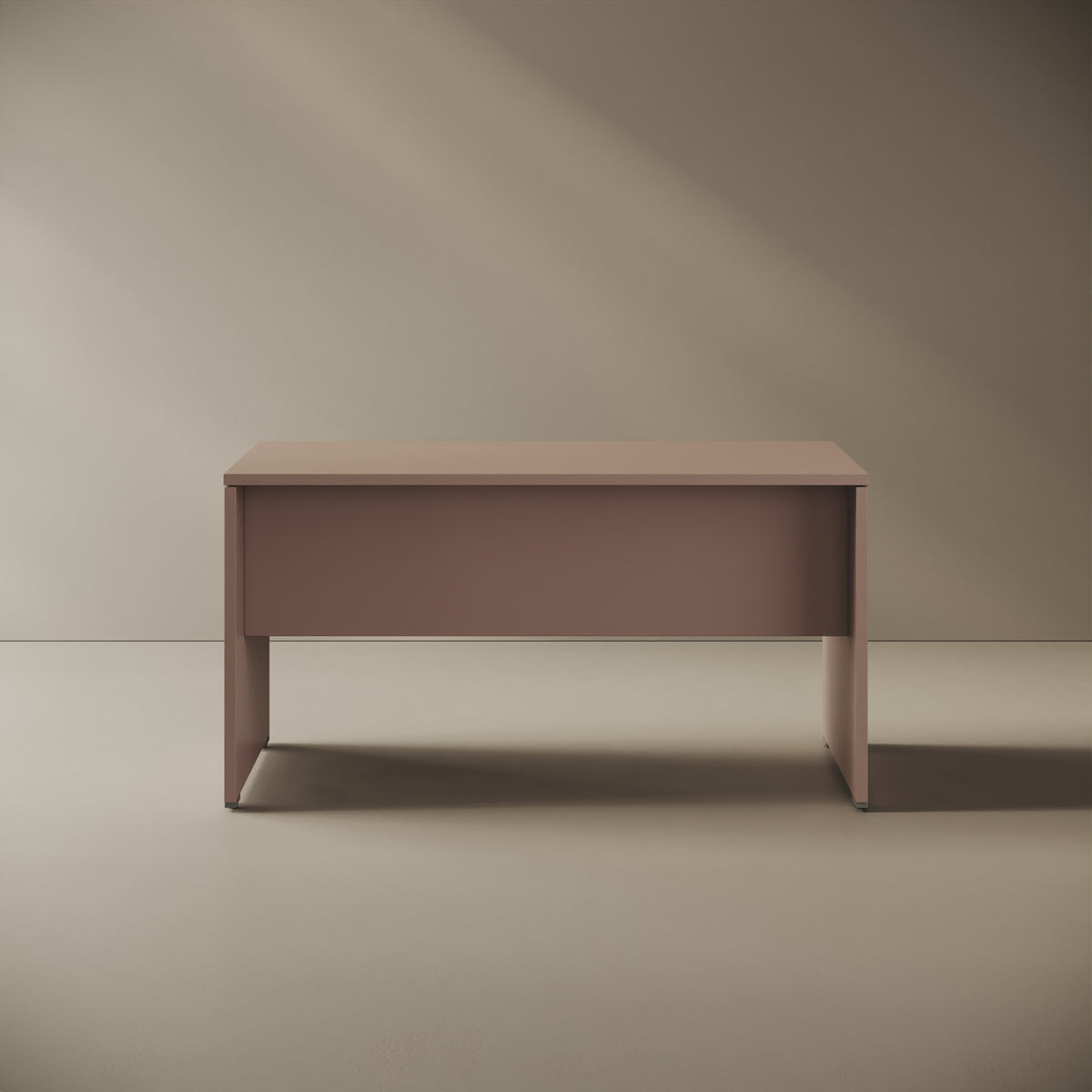 Scrivania OXI cipria 160x80 cm, vista frontale — piano e fianchi in legno nobilitato spessore 25 mm, bordi in ABS, struttura pannellata
