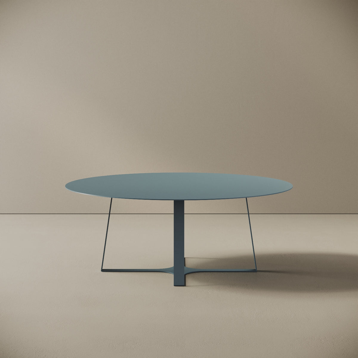 Tavolino da caffè Japan blu L, vista frontale – struttura in ferro verniciato a polvere epossidica, piano Ø80 cm, base Ø55 cm, h 30 cm
