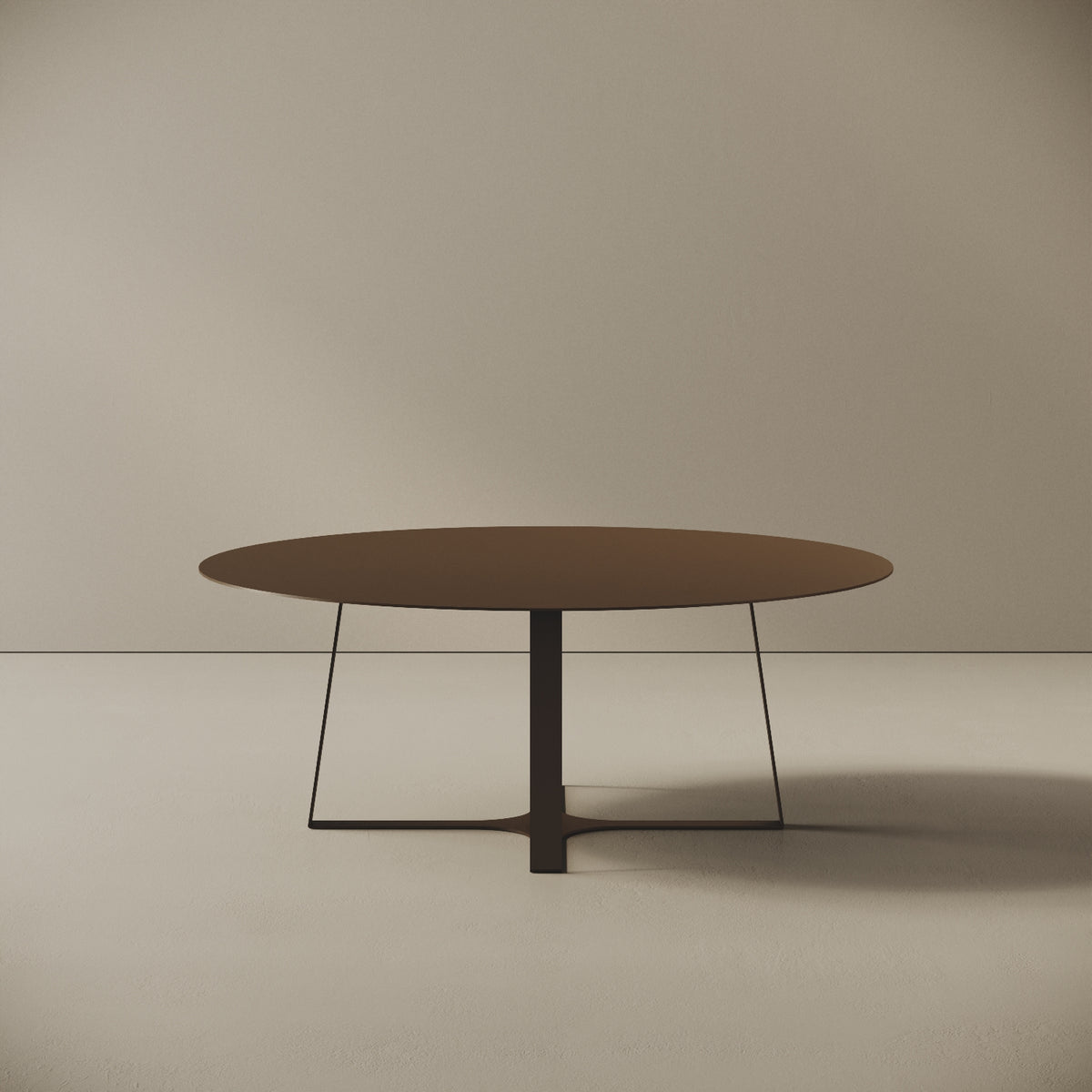 Tavolino da caffè Japan tabacco L, vista frontale – struttura in ferro verniciato a polvere epossidica, piano Ø80 cm, base Ø55 cm, h 30 cm