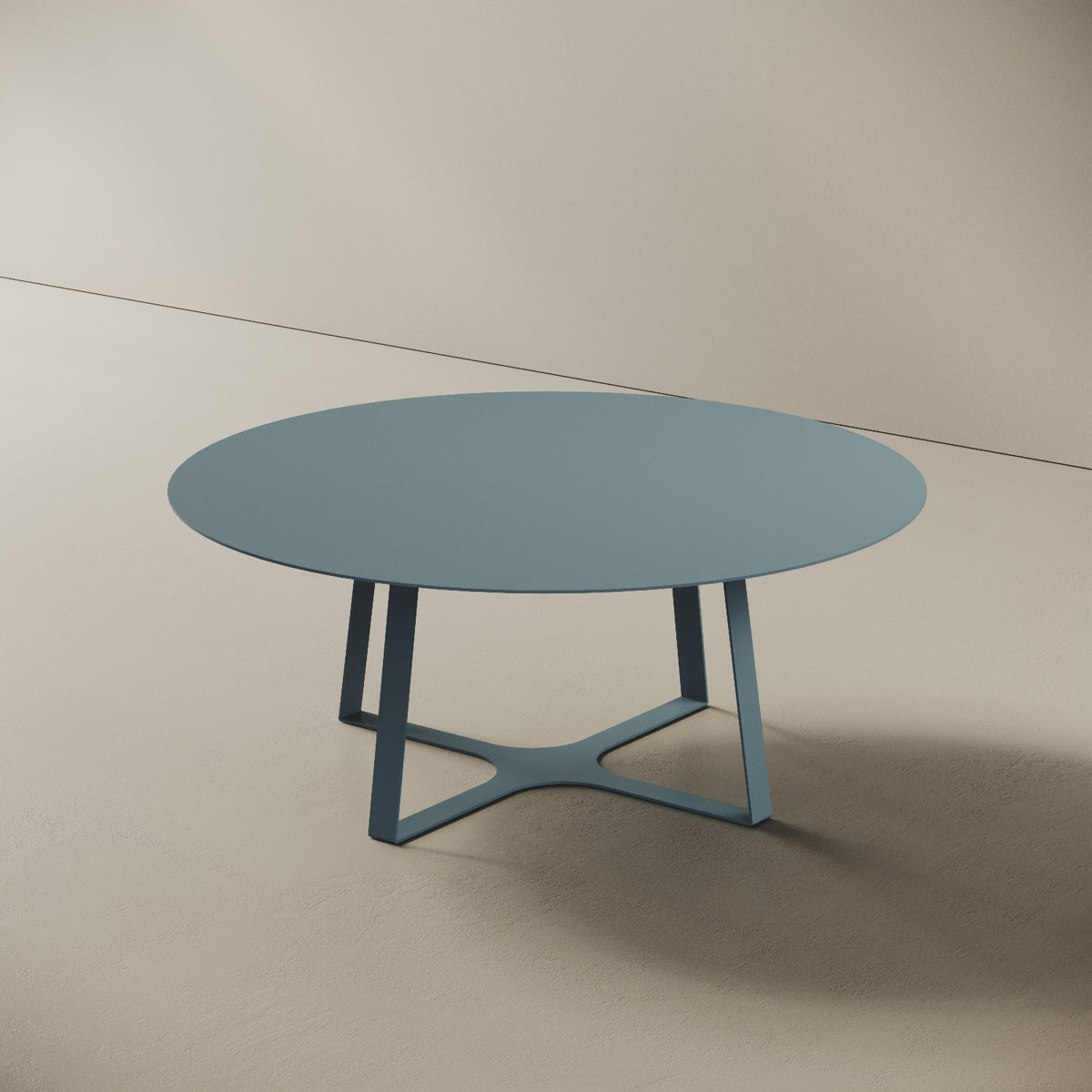 Tavolino da caffè Japan blu L, vista laterale – struttura geometrica in ferro verniciato blu