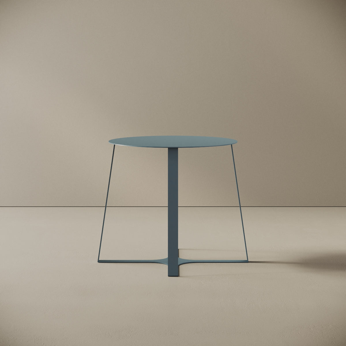 Tavolino da caffè Japan blu S, vista frontale – struttura in ferro verniciato a polvere epossidica, piano Ø47 cm, base Ø55 cm, h 44 cm