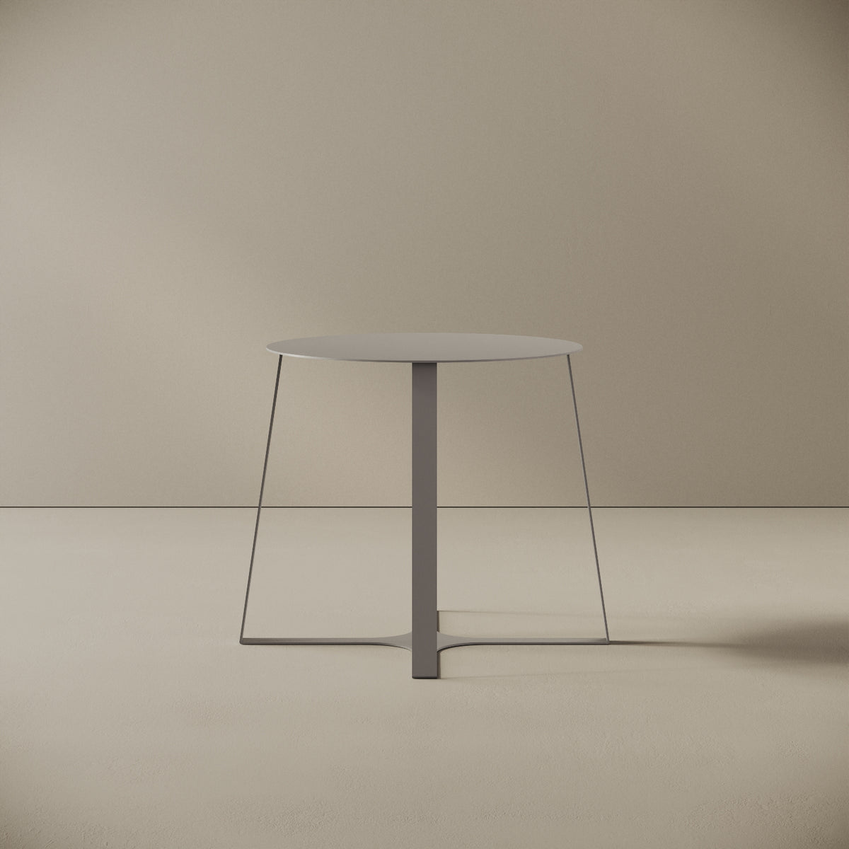 Tavolino da caffè Japan grigio S, vista frontale – struttura in ferro verniciato a polvere epossidica, piano Ø47 cm, base Ø55 cm, h 44 cm