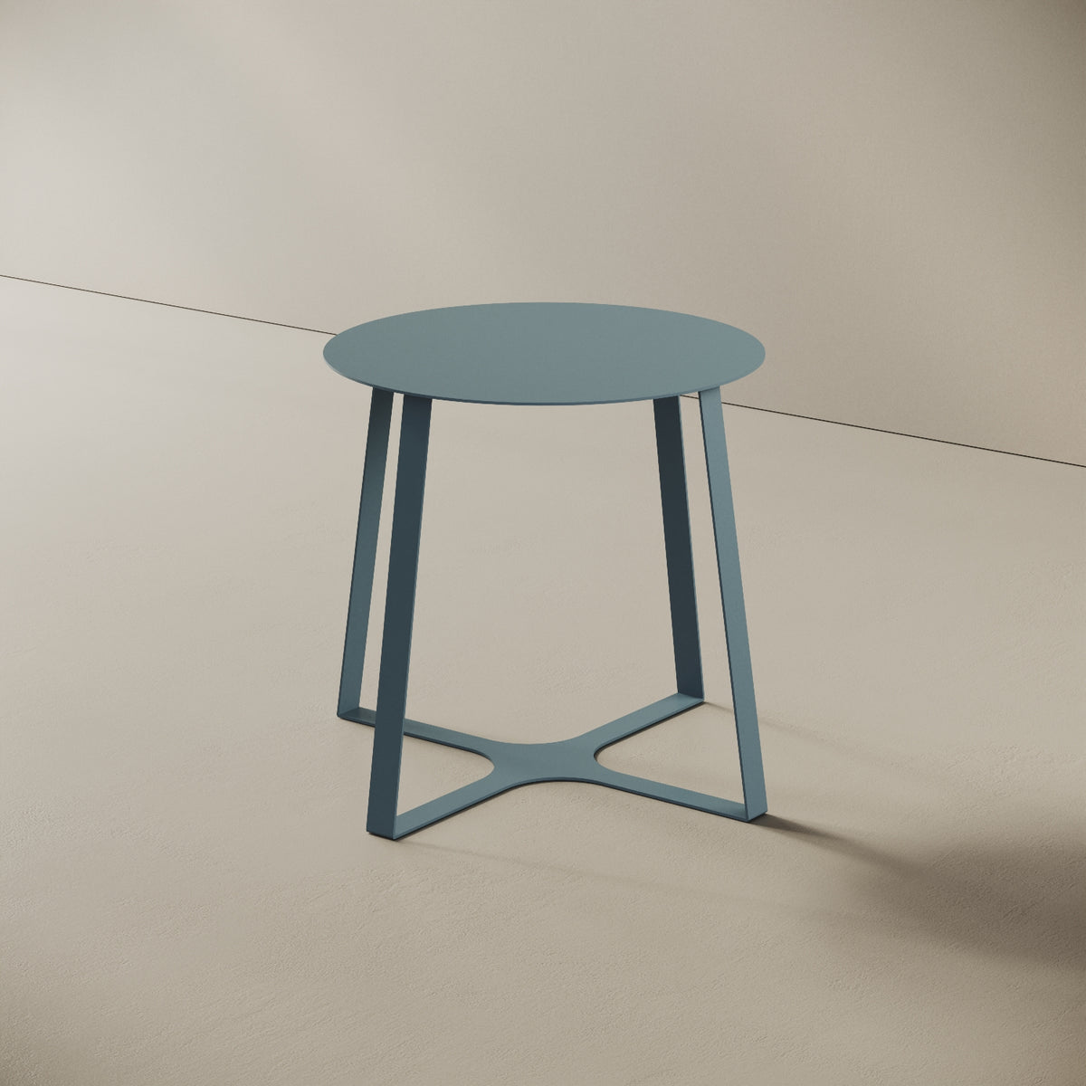 Tavolino da caffè Japan blu S, vista laterale – struttura geometrica in ferro verniciato blu