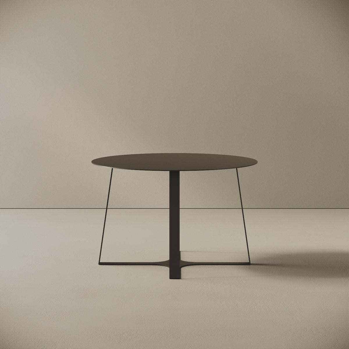 Tavolino da caffè Japan nero M, vista frontale – struttura in ferro verniciato a polvere epossidica, piano Ø60 cm, base Ø55 cm, h 37 cm