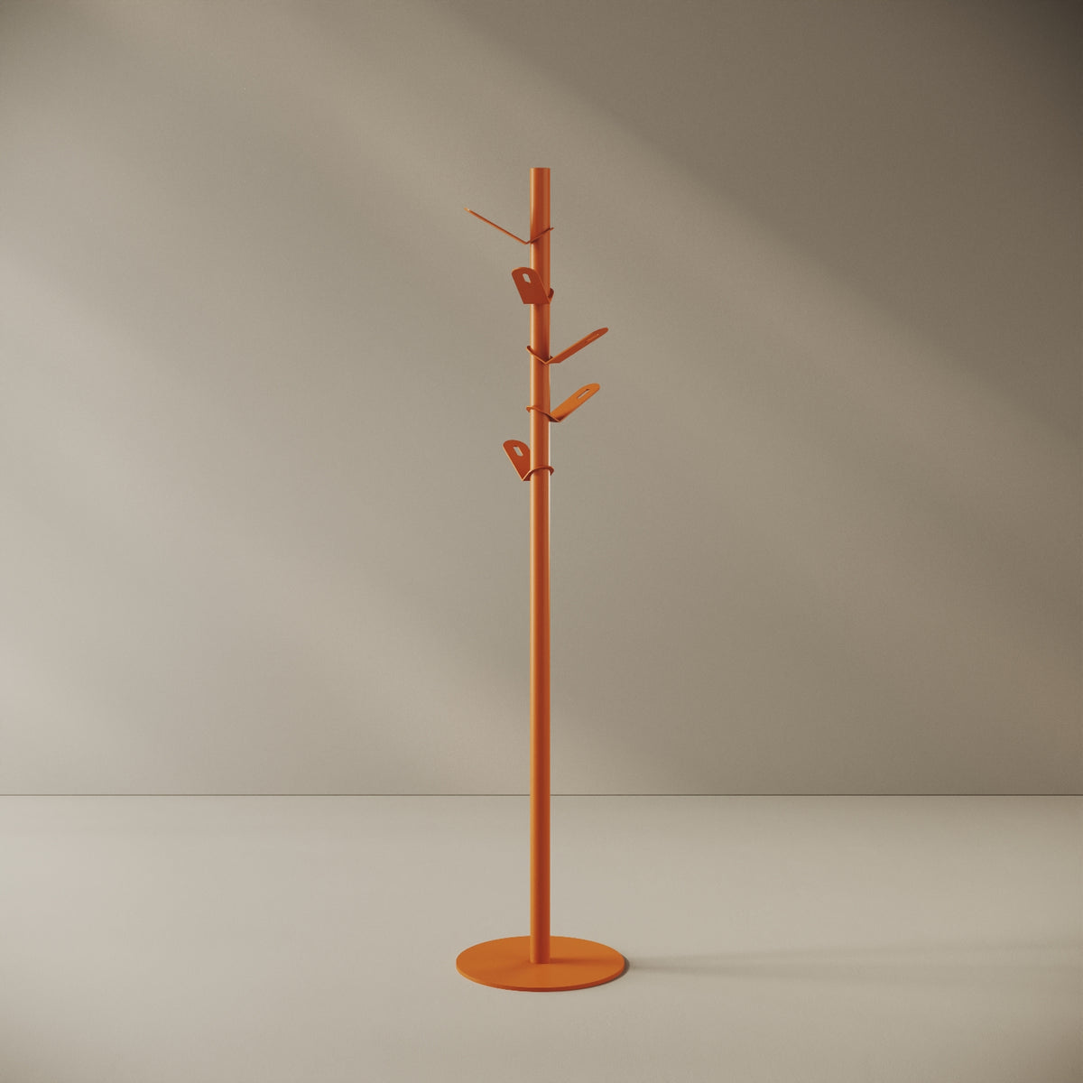 Appendiabiti a terra Leaf arancione, vista frontale — ferro verniciato a polveri epossipoliestere, montante h 162 cm con ganci ovali, base Ø 34 cm