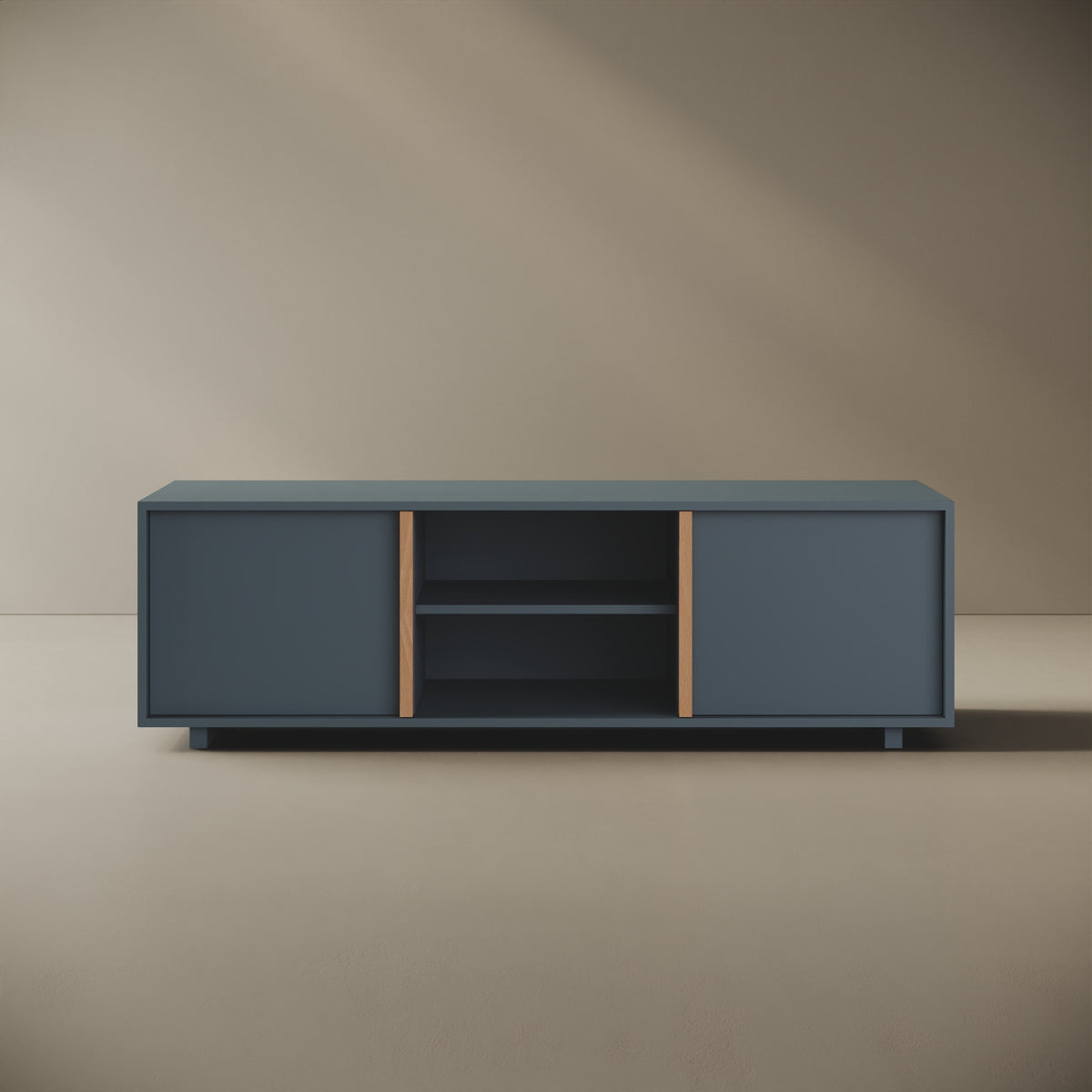 Mobile TV ILE blu taglia L, vista frontale — legno nobilitato bordato con tagli a 45°, maniglia a filo in faggio naturale, 160×45×50 cm, design Mario Alessiani