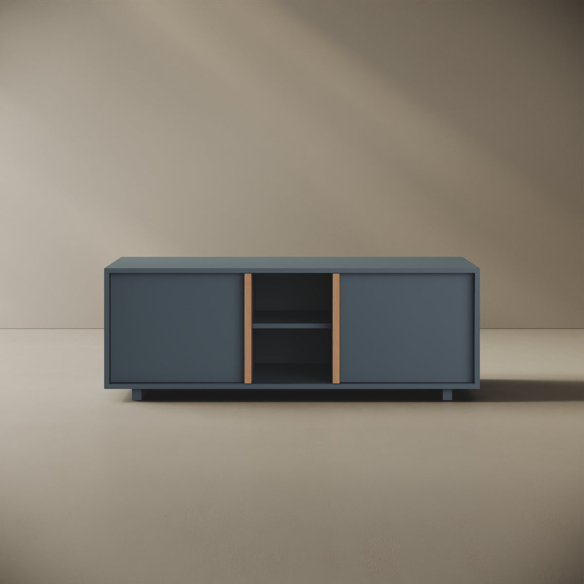 Mobile TV ILE blu taglia M, vista frontale — legno nobilitato bordato con tagli a 45°, maniglia a filo in faggio naturale, 140×45×50 cm, design Mario Alessiani