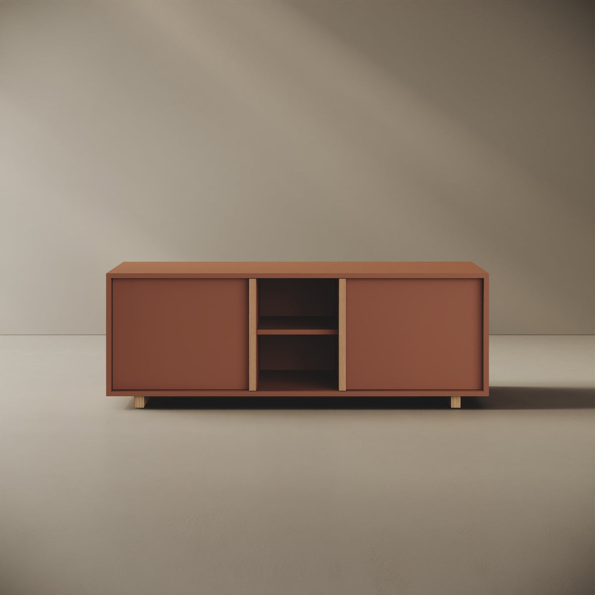 Mobile TV ILE red curry taglia M, vista frontale — legno nobilitato bordato con tagli a 45°, maniglia a filo in faggio naturale, 140×45×50 cm, design Mario Alessiani
