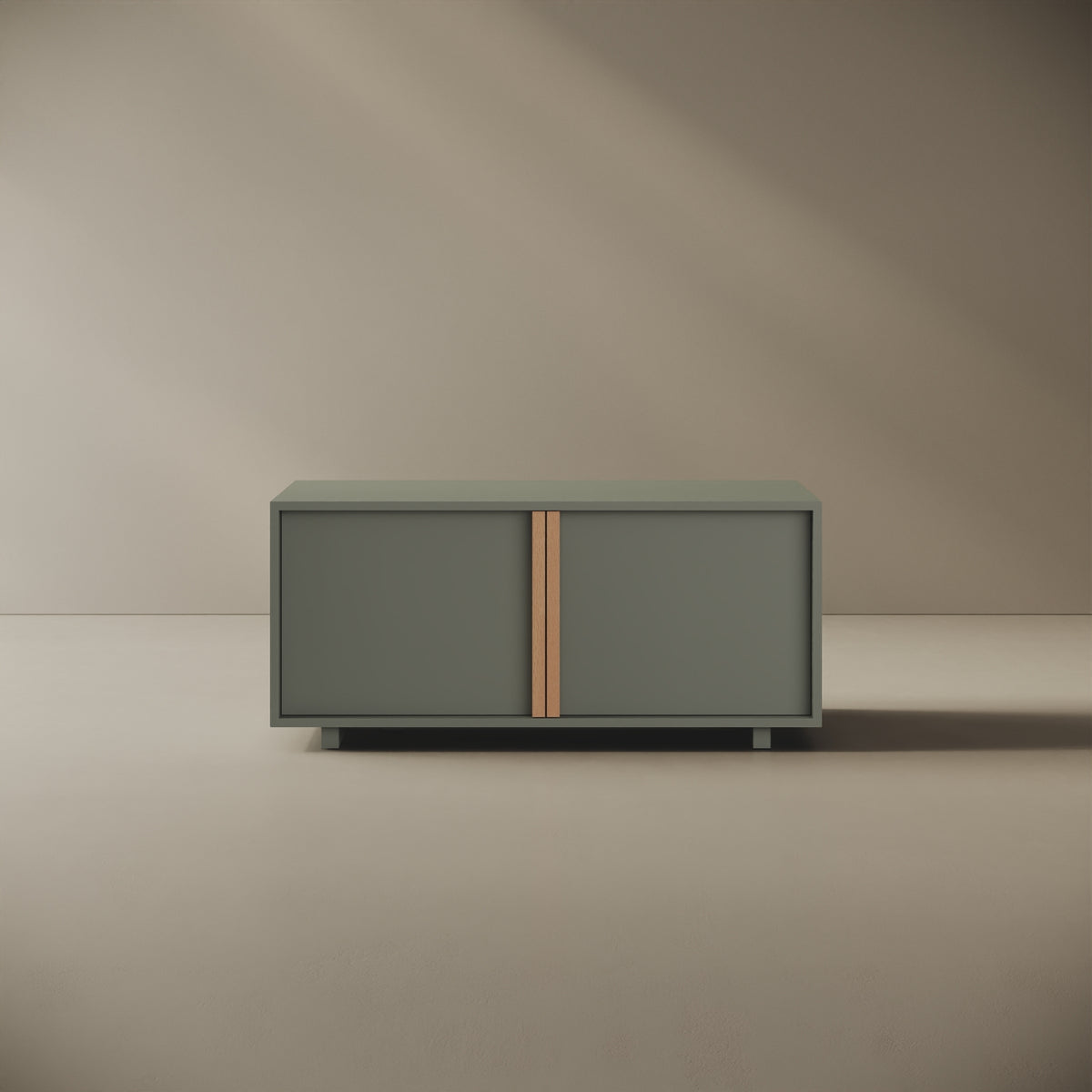 Mobile TV ILE verde taglia S, vista frontale — legno nobilitato bordato con tagli a 45°, maniglia a filo in faggio naturale, 110×45×50 cm, design Mario Alessiani