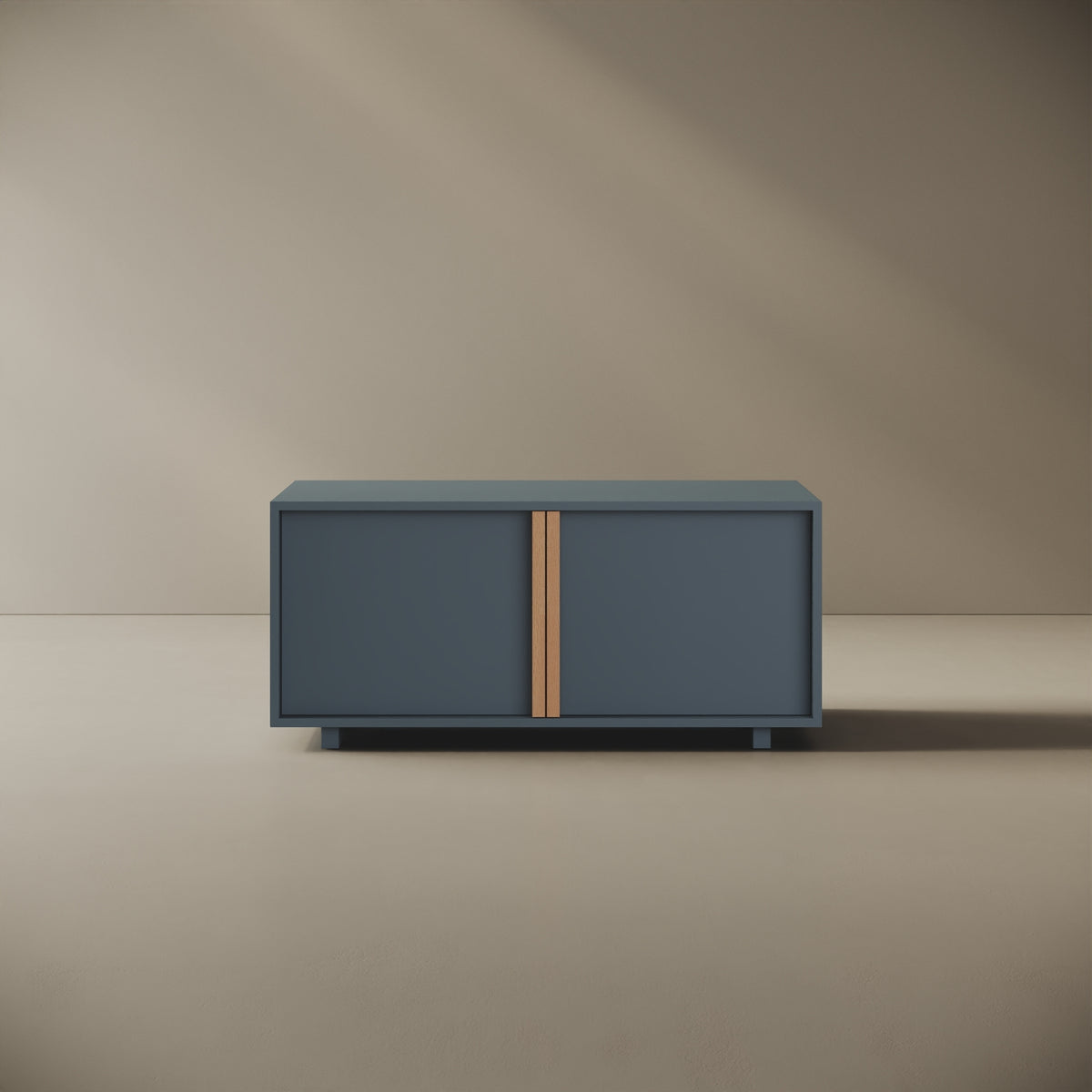 Mobile TV ILE blu taglia S, vista frontale — legno nobilitato bordato con tagli a 45°, maniglia a filo in faggio naturale, 110×45×50 cm, design Mario Alessiani