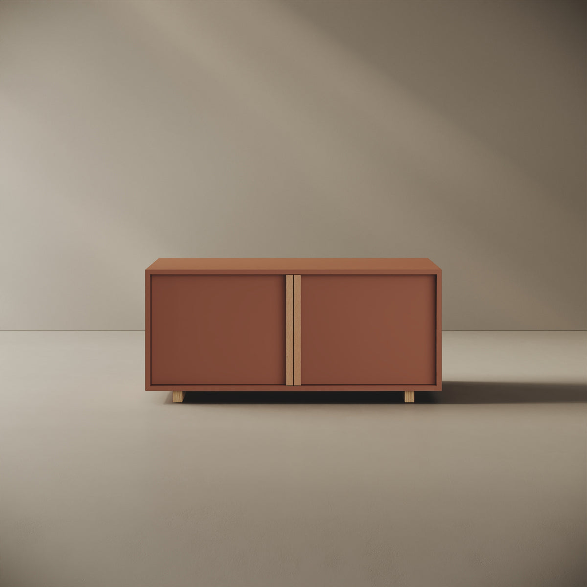 Mobile TV ILE red curry taglia S, vista frontale — legno nobilitato bordato con tagli a 45°, maniglia a filo in faggio naturale, 110×45×50 cm, design Mario Alessiani
