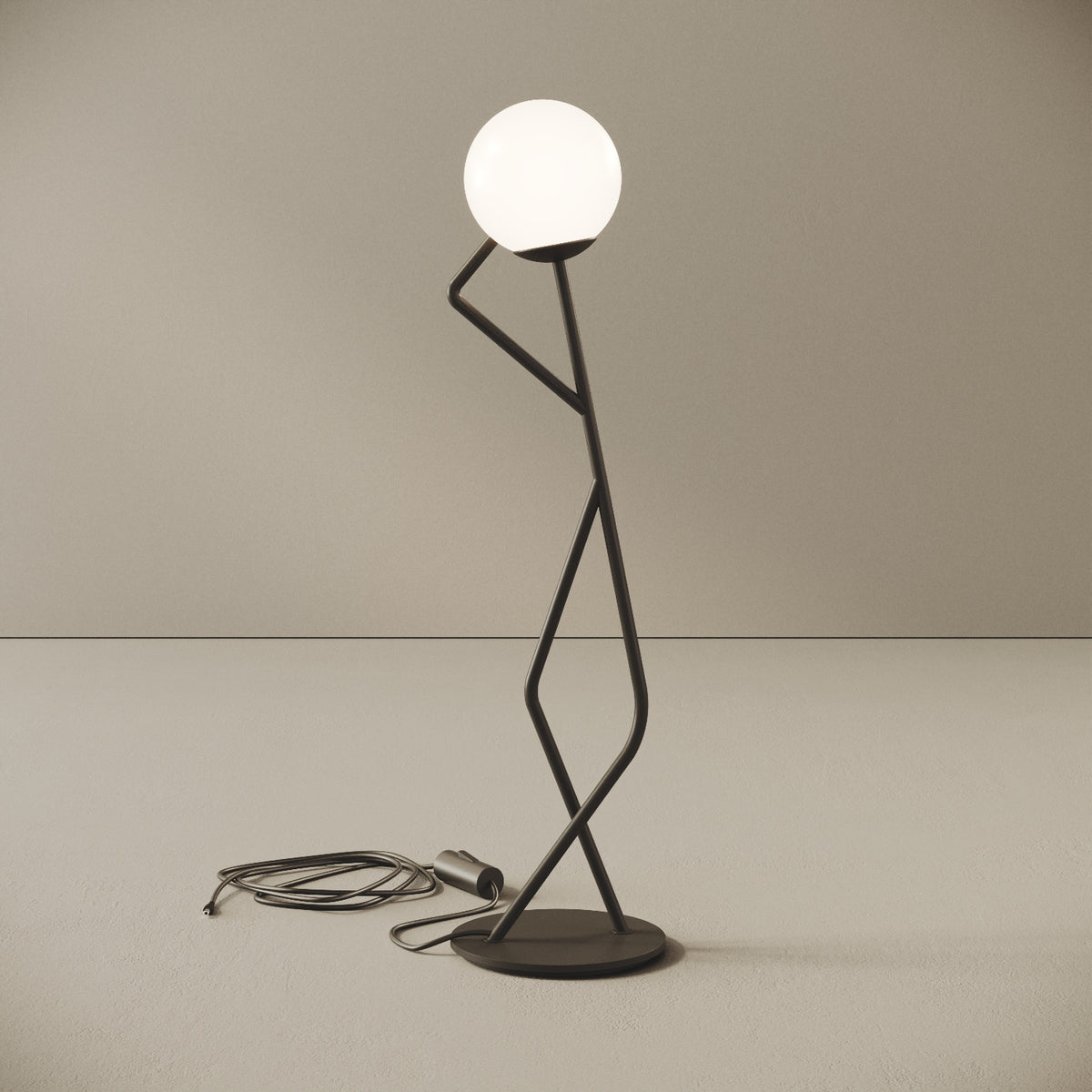 OMINO lampada da tavolo nero finitura Poser, vista frontale — ottone verniciato nero opaco, sfera in vetro opalino, luce diffusa calda, design Kevin Chu