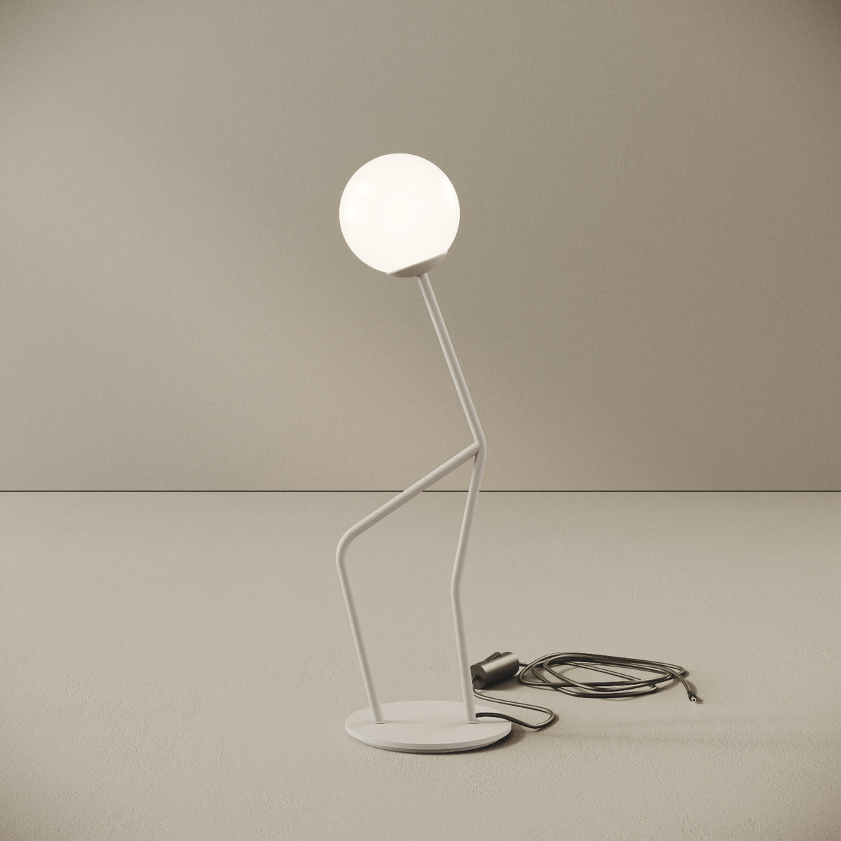 OMINO lampada da tavolo bianco finitura Think, vista frontale — ottone verniciato bianco, sfera in vetro opalino, luce diffusa calda, design Kevin Chu