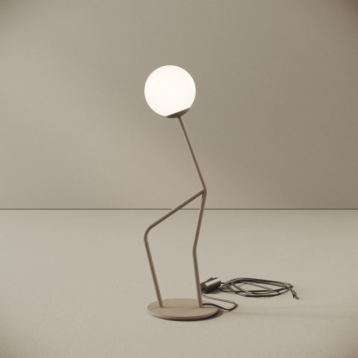 OMINO lampada da tavolo tortora finitura Think, vista frontale — ottone verniciato tortora, sfera in vetro opalino, luce diffusa calda, design Kevin Chu
