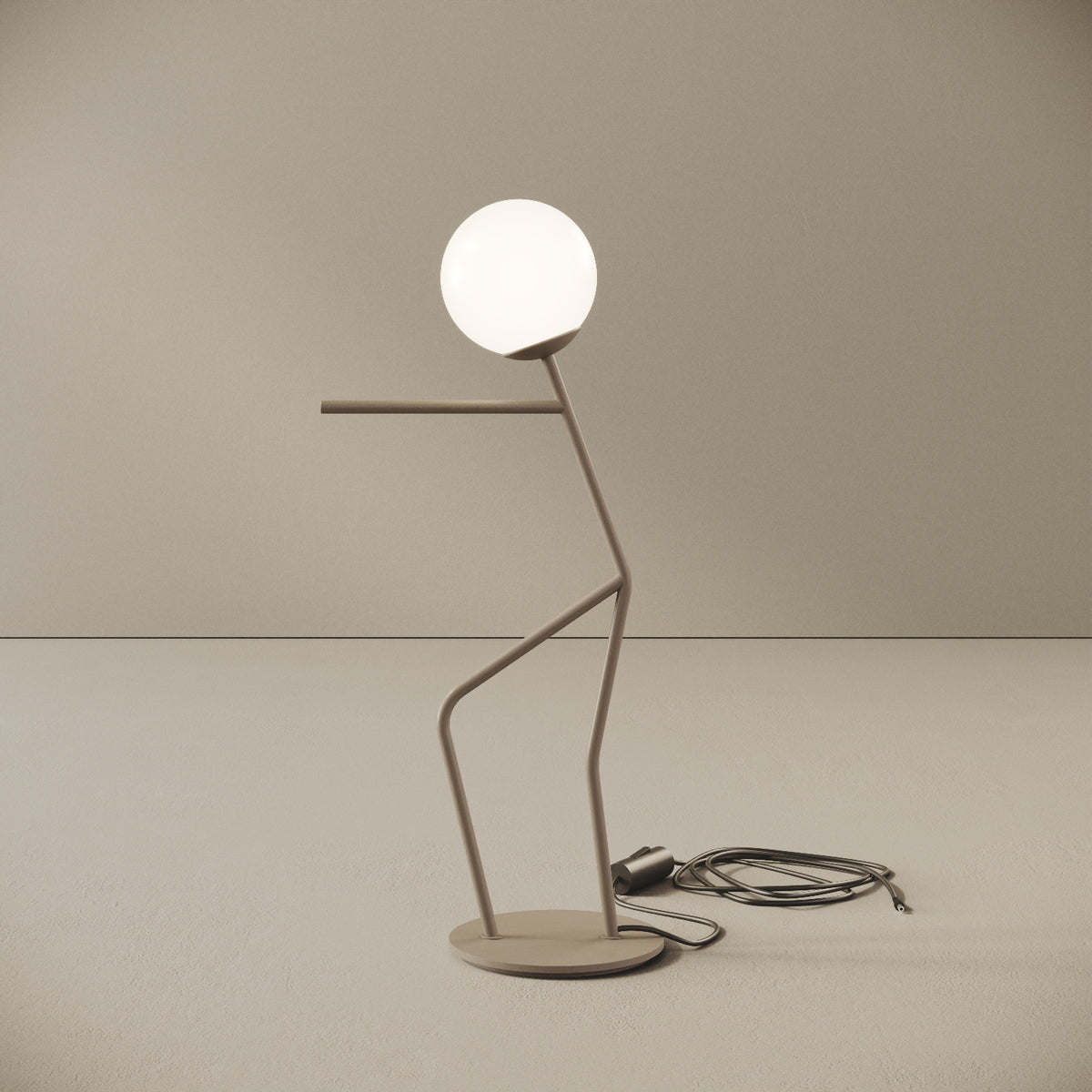 OMINO lampada da tavolo tortora finitura Push, vista frontale — ottone verniciato tortora, sfera in vetro opalino, luce diffusa calda, design Kevin Chu