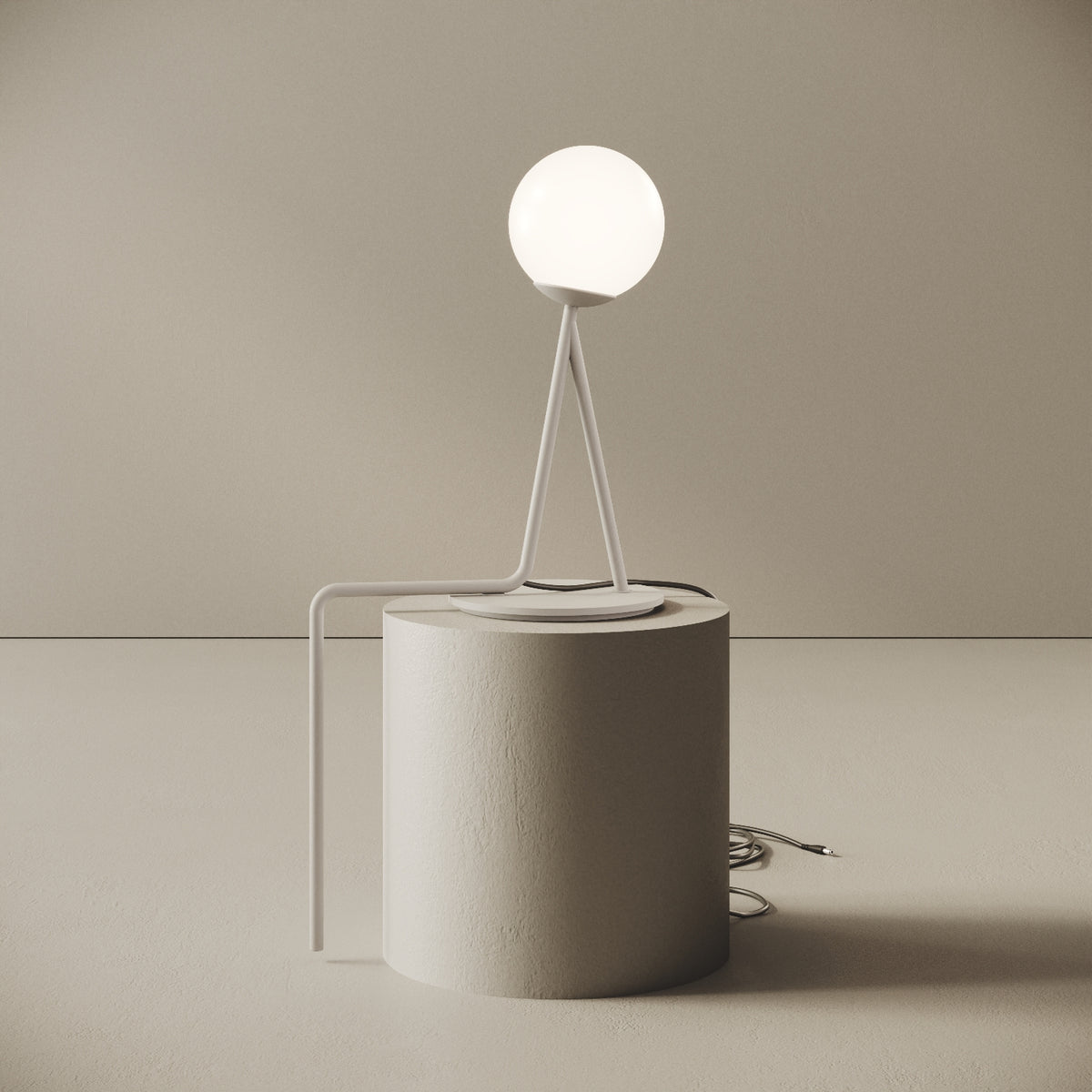 OMINO lampada da tavolo bianco finitura Seat, vista frontale — ottone verniciato bianco, sfera in vetro opalino, luce diffusa calda, design Kevin Chu