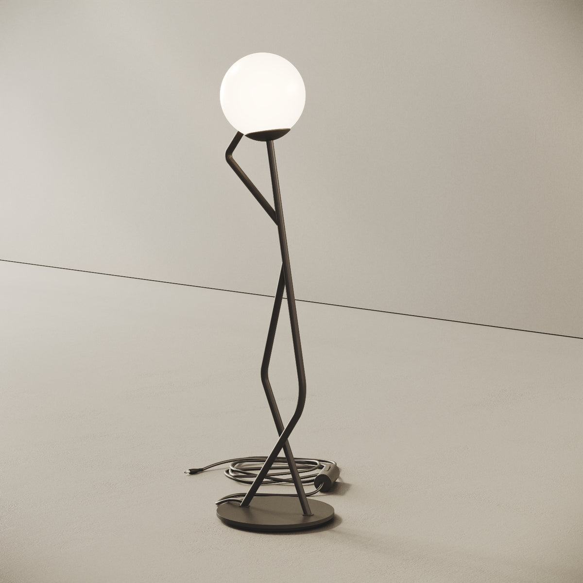 OMINO lampada da tavolo nero finitura Poser, vista laterale — asta in ottone verniciato nero opaco che sostiene la sfera in vetro opalino