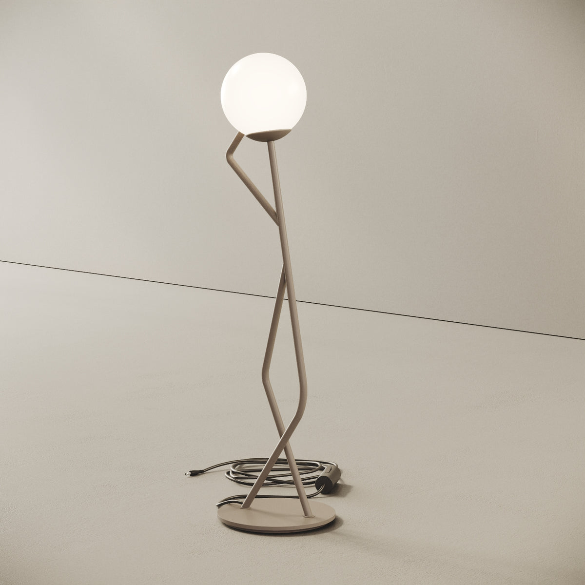OMINO lampada da tavolo tortora finitura Poser, vista laterale — asta in ottone verniciato tortora che sostiene la sfera in vetro opalino