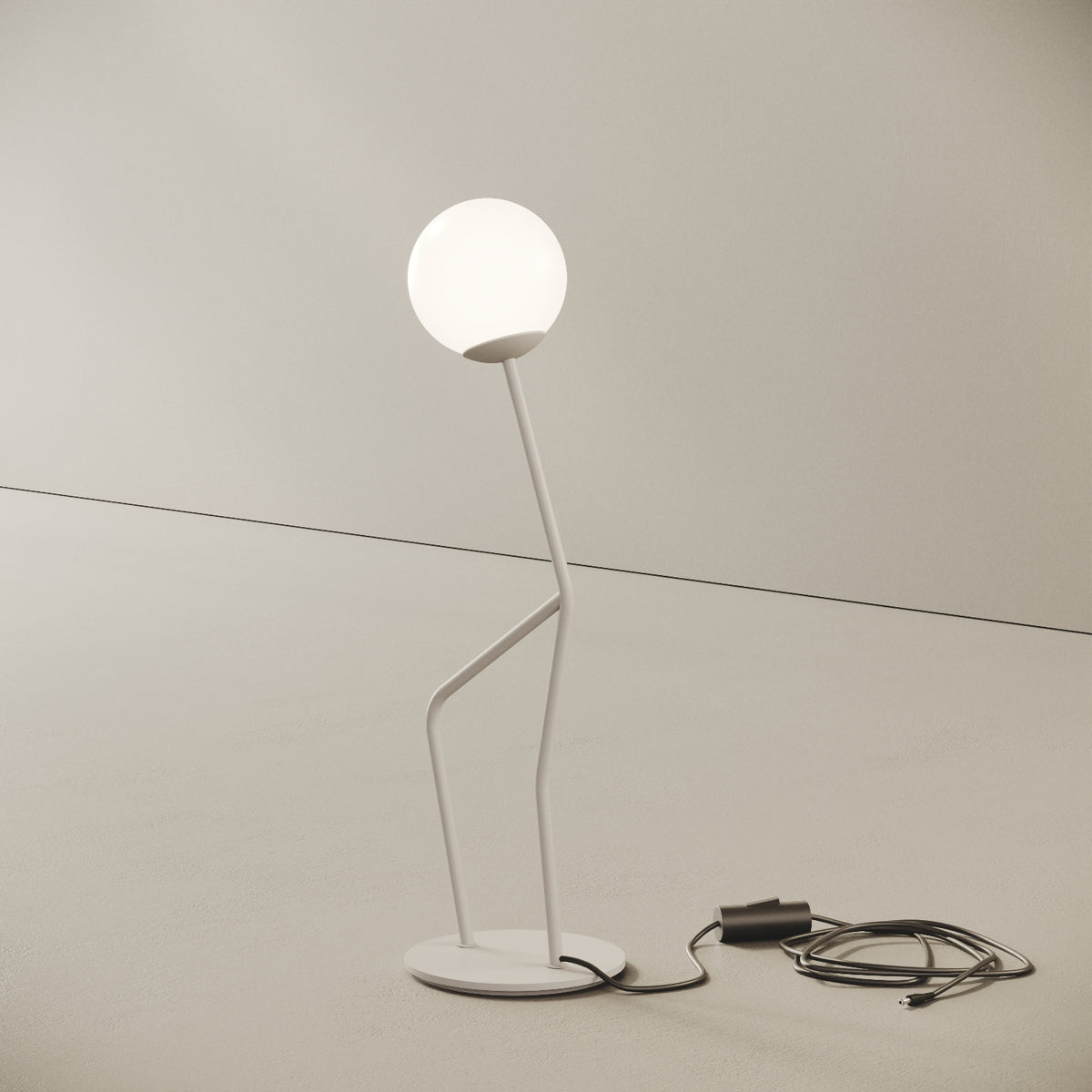 OMINO lampada da tavolo bianco finitura Think, vista laterale — asta in ottone verniciato bianco che sostiene la sfera in vetro opalino
