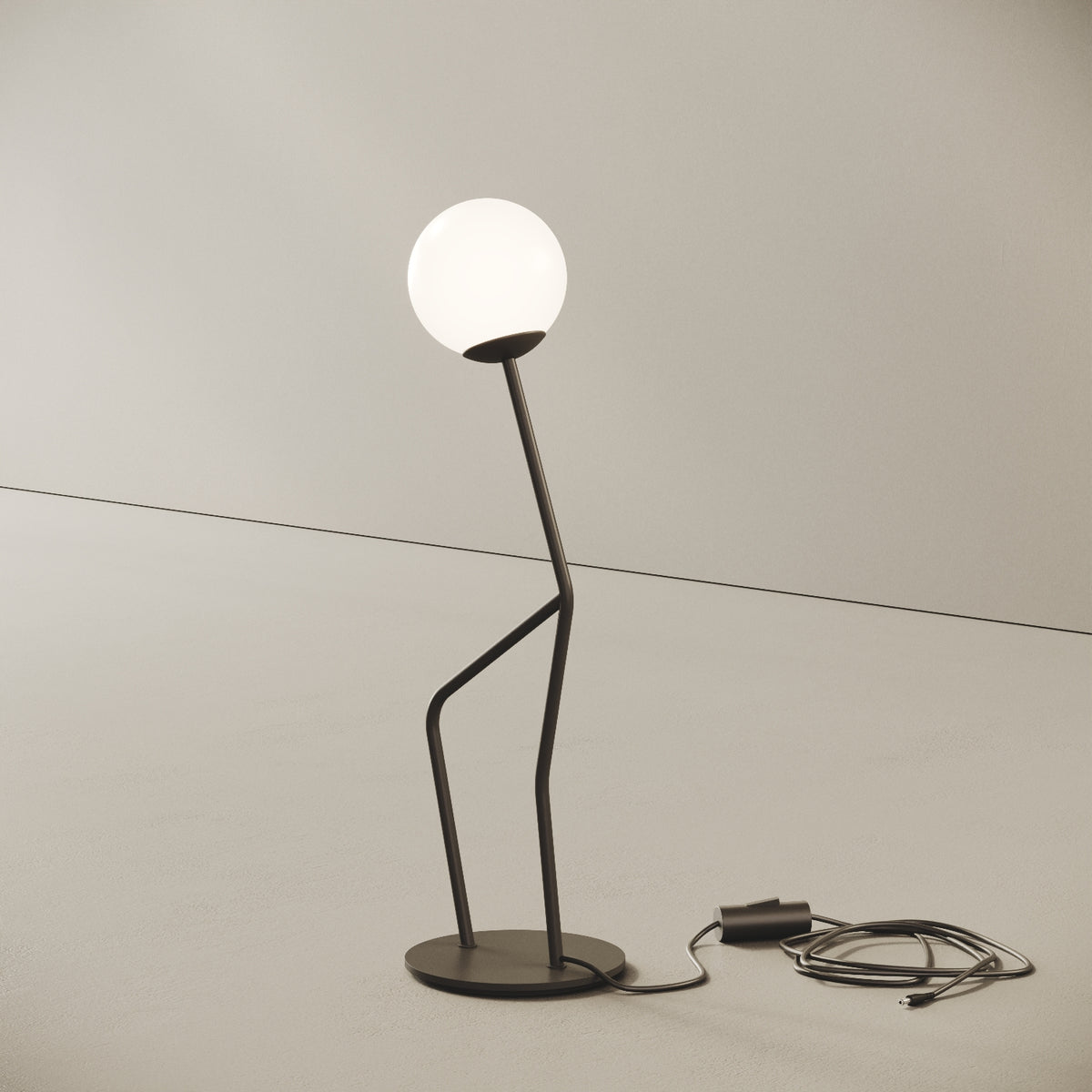 OMINO lampada da tavolo nero finitura Think, vista laterale — asta in ottone verniciato nero opaco che sostiene la sfera in vetro opalino
