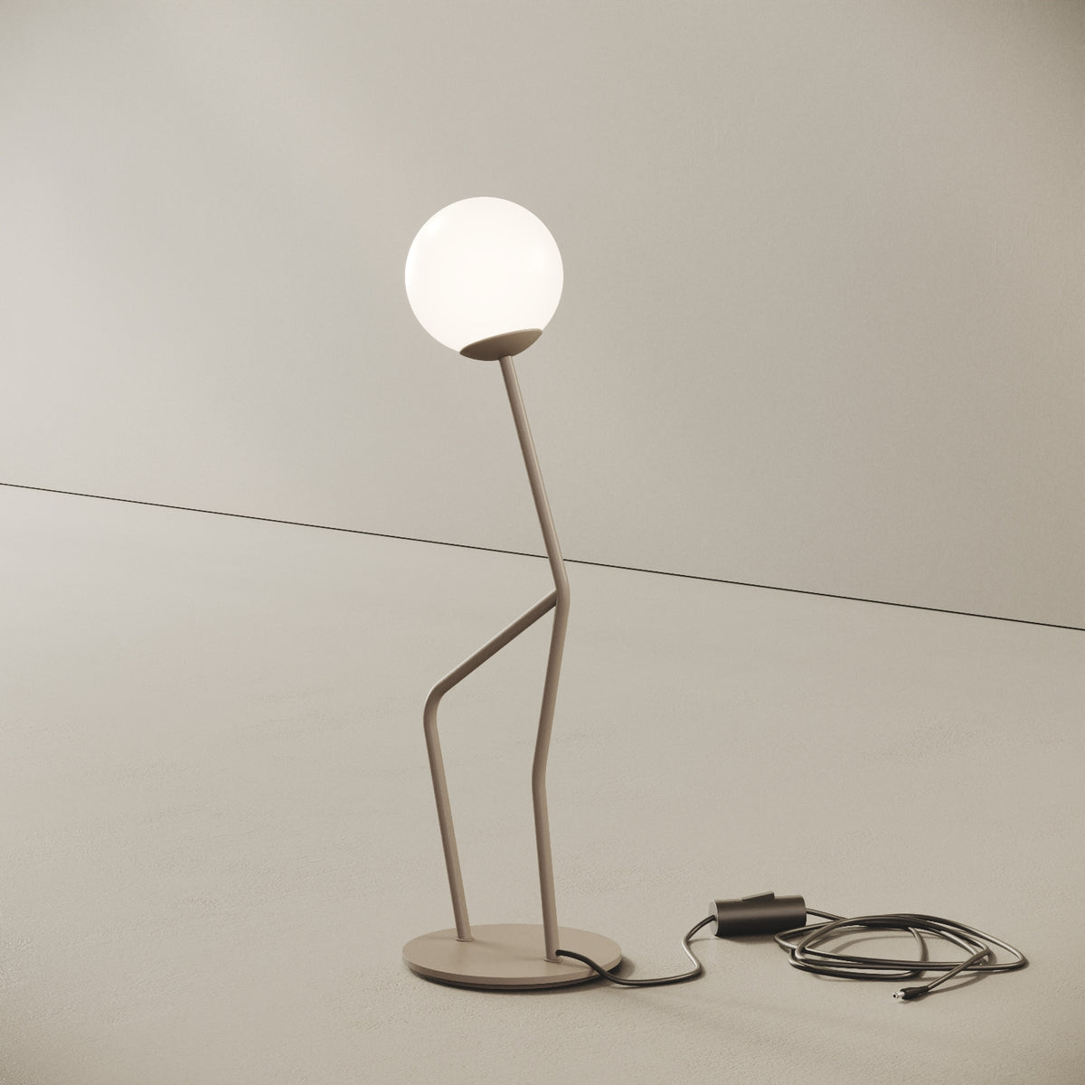OMINO lampada da tavolo tortora finitura Think, vista laterale — asta in ottone verniciato tortora che sostiene la sfera in vetro opalino