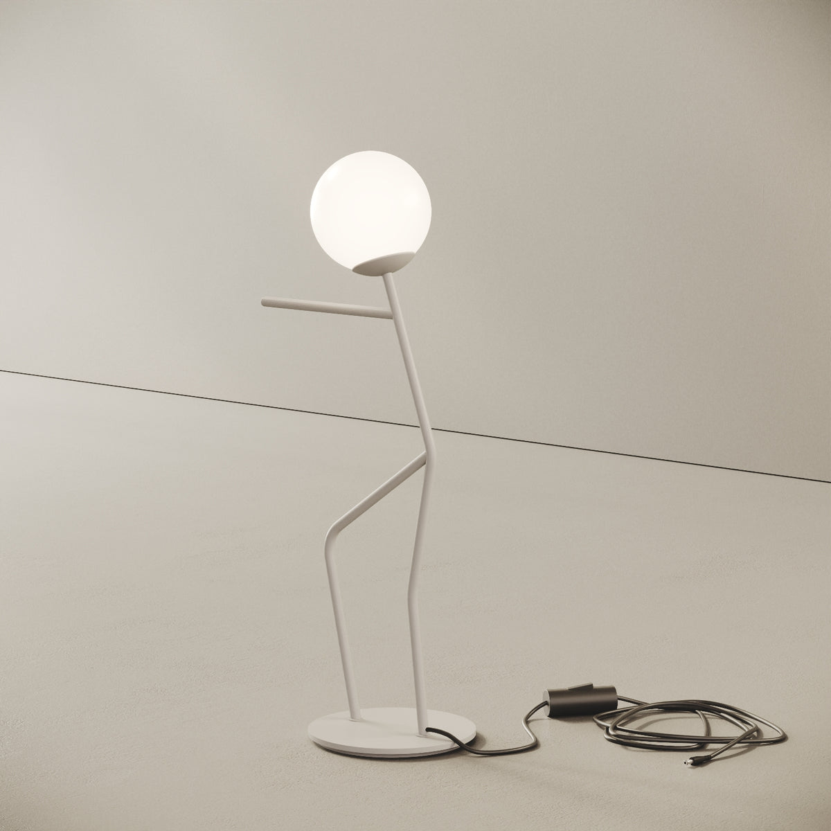 OMINO lampada da tavolo bianco finitura Push, vista laterale — asta in ottone verniciato bianco che sostiene la sfera in vetro opalino