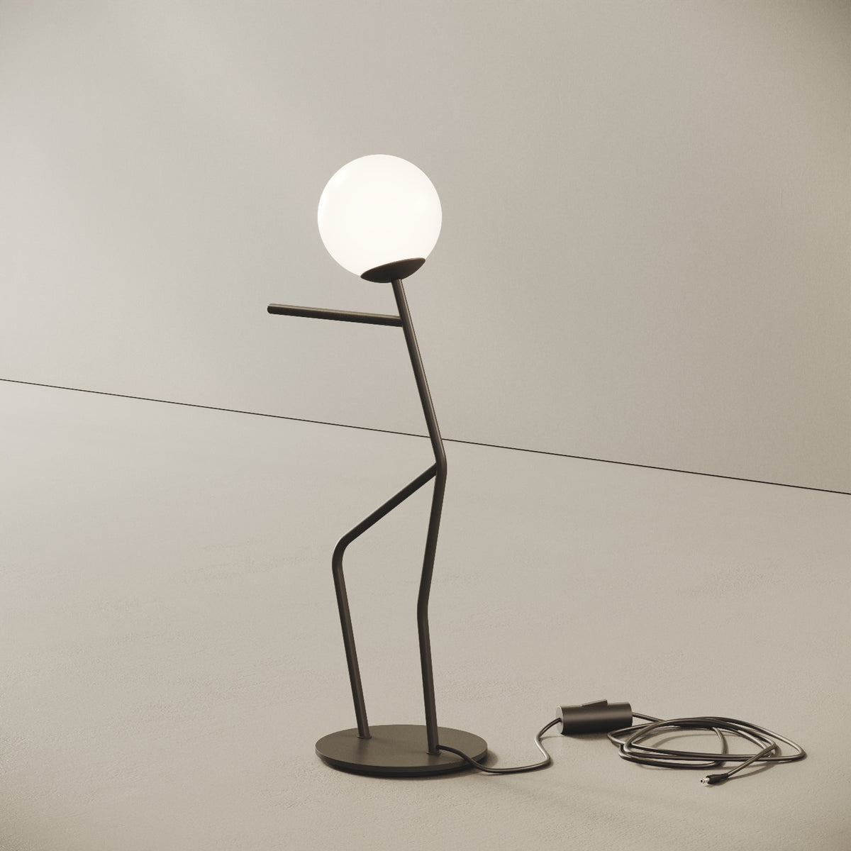 OMINO lampada da tavolo nero finitura Push, vista laterale — asta in ottone verniciato nero opaco che sostiene la sfera in vetro opalino