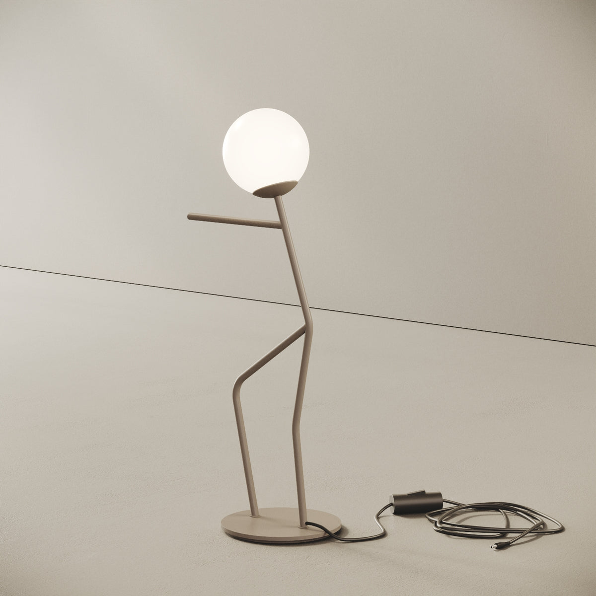 OMINO lampada da tavolo tortora finitura Push, vista laterale — asta in ottone verniciato tortora che sostiene la sfera in vetro opalino