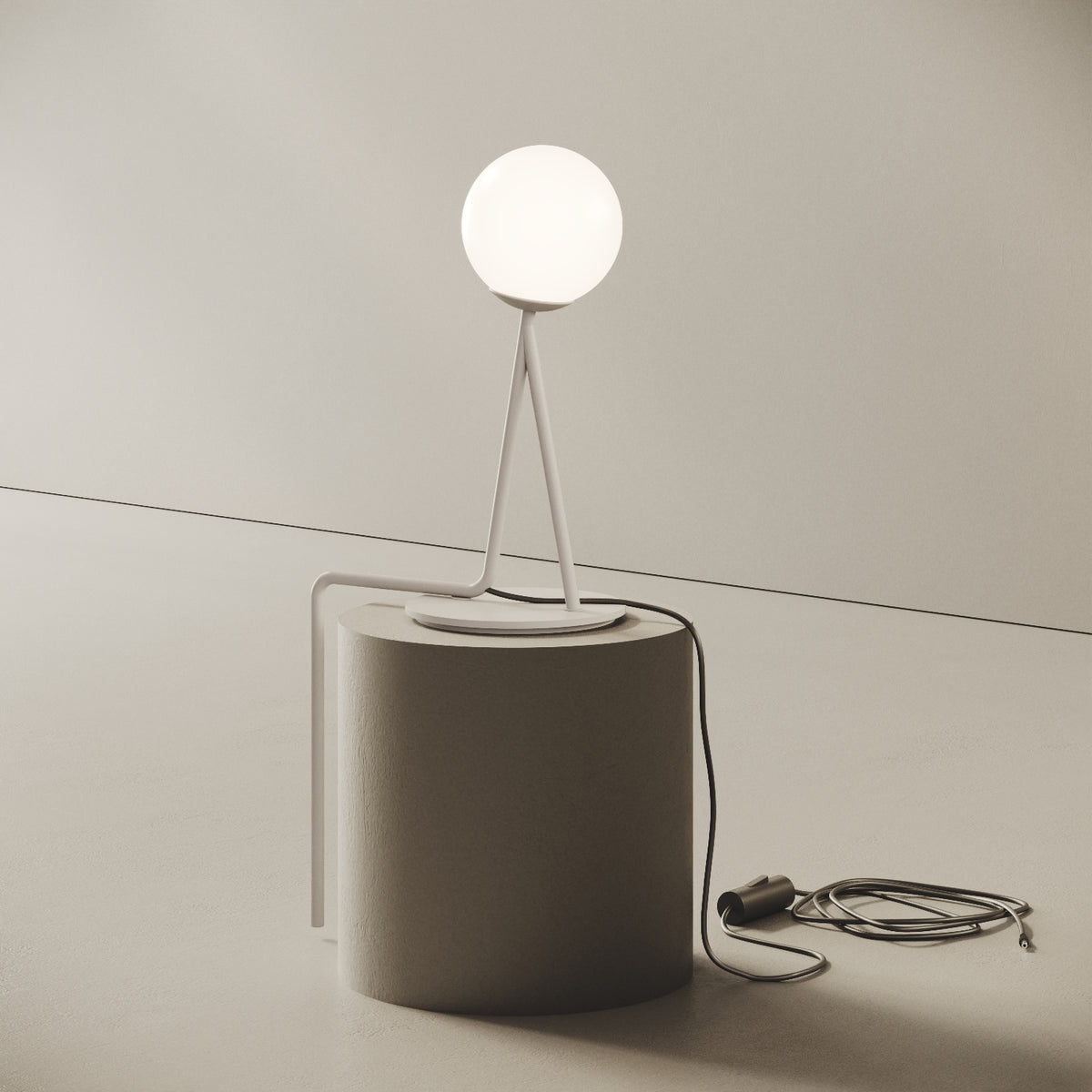 OMINO lampada da tavolo bianco finitura Seat, vista laterale — asta in ottone verniciato bianco che sostiene la sfera in vetro opalino
