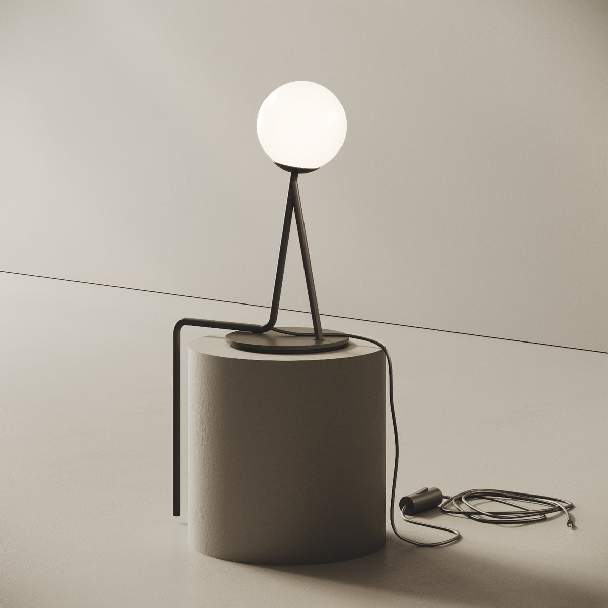 OMINO lampada da tavolo nero finitura Seat, vista laterale — asta in ottone verniciato nero opaco che sostiene la sfera in vetro opalino