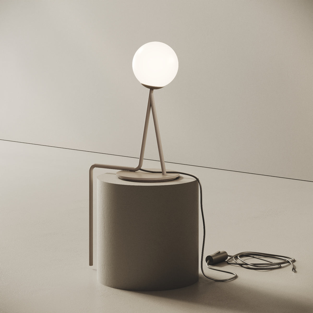 OMINO lampada da tavolo tortora finitura Seat, vista laterale — asta in ottone verniciato tortora che sostiene la sfera in vetro opalino