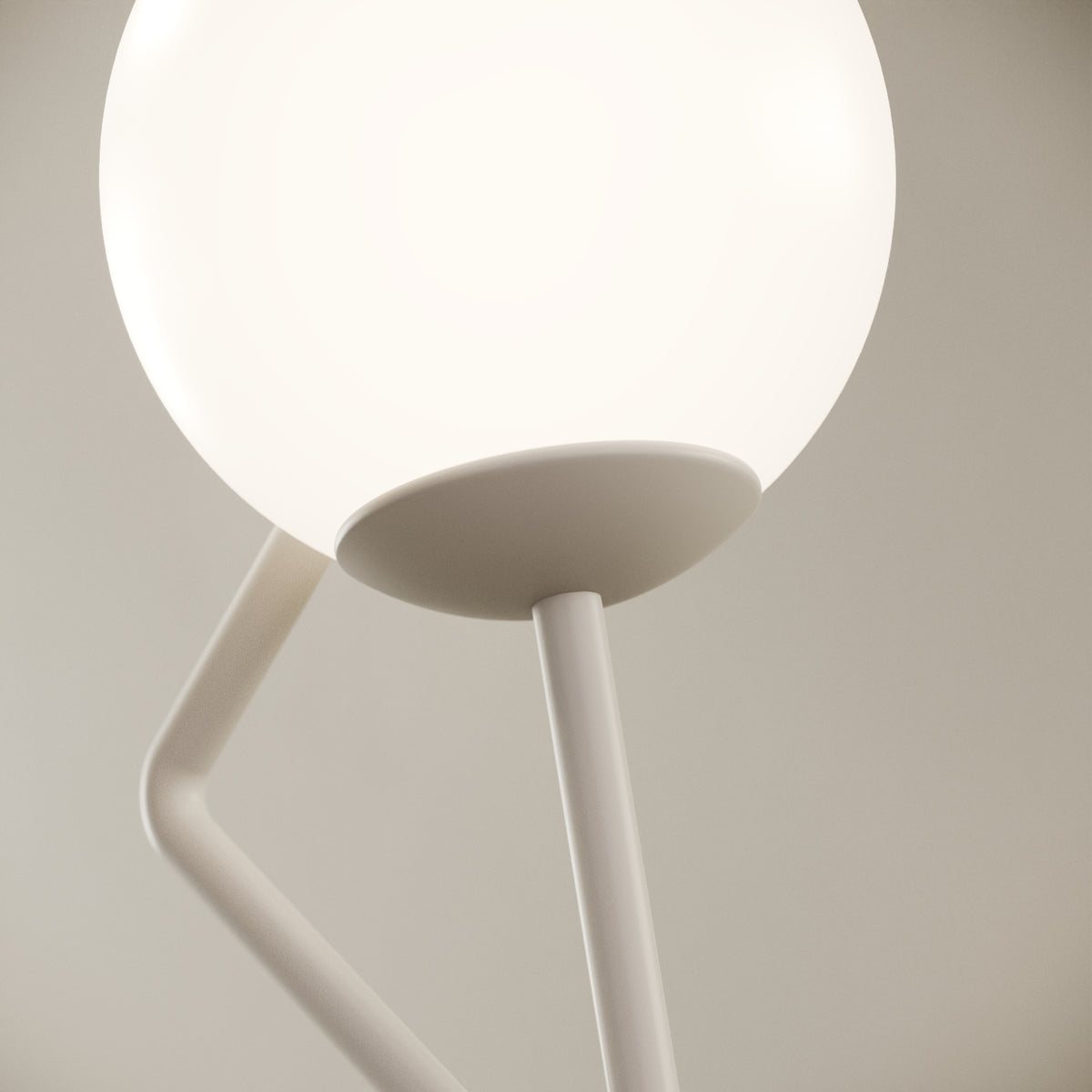 OMINO lampada da tavolo bianco finitura Poser, dettaglio della base in ottone verniciato bianco e del profilo curvilineo