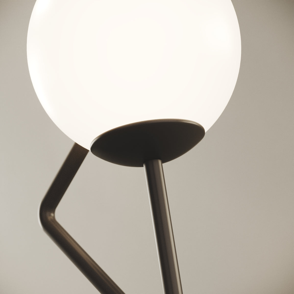 OMINO lampada da tavolo nero finitura Poser, dettaglio della base in ottone verniciato nero opaco e del profilo curvilineo