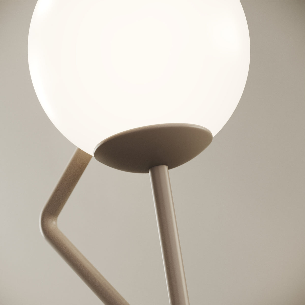 OMINO lampada da tavolo tortora finitura Poser, dettaglio della base in ottone verniciato tortora e del profilo curvilineo