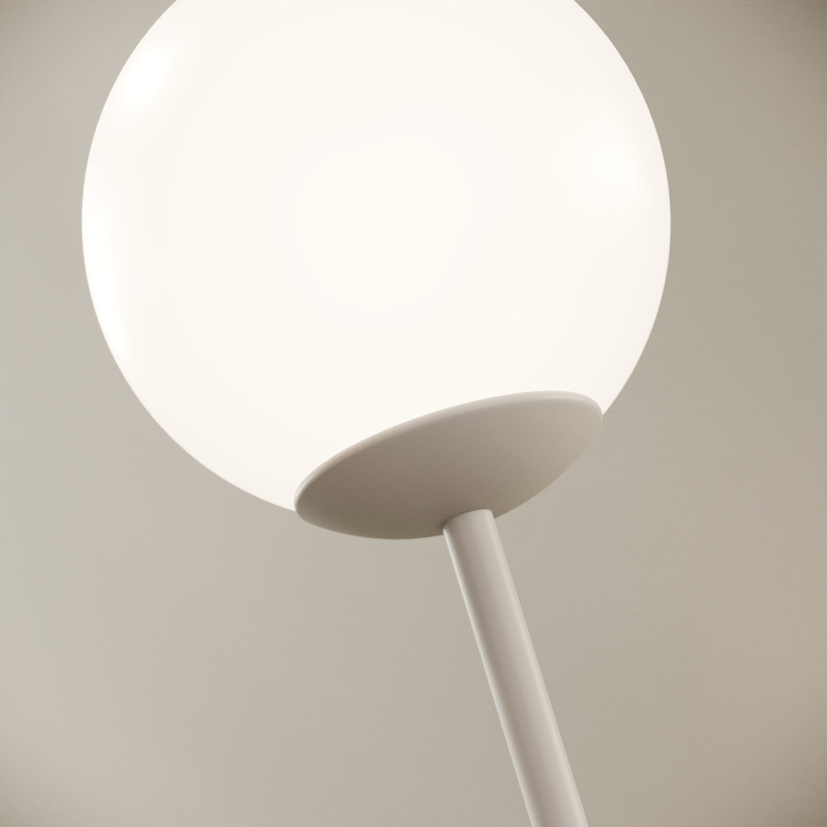 OMINO lampada da tavolo bianco finitura Think, dettaglio della base in ottone verniciato bianco e del profilo curvilineo