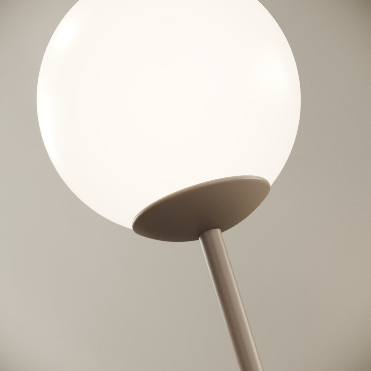 OMINO lampada da tavolo tortora finitura Think, dettaglio della base in ottone verniciato tortora e del profilo curvilineo